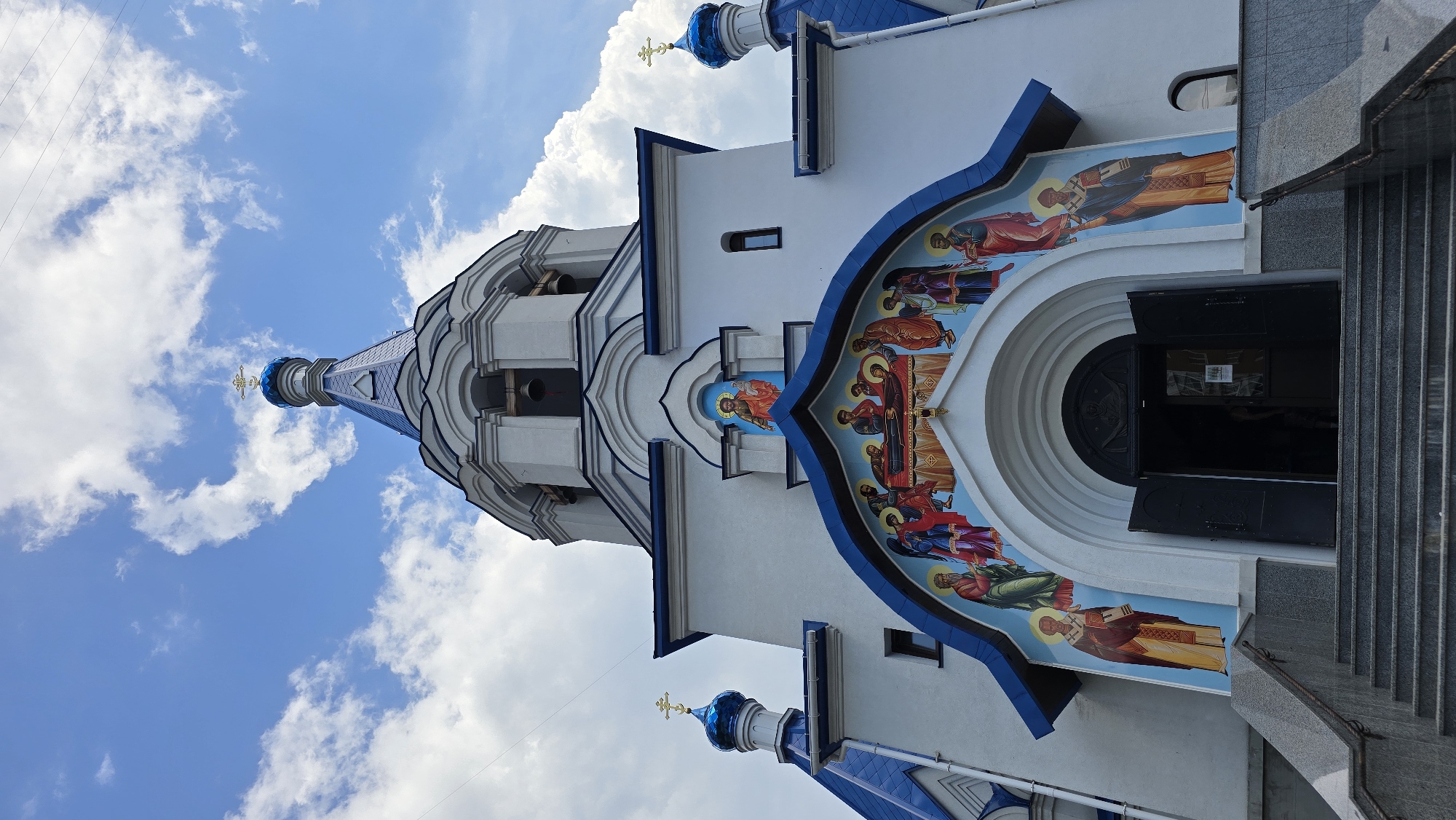 Morning walk through central Kyiv captures everyday urban scenes