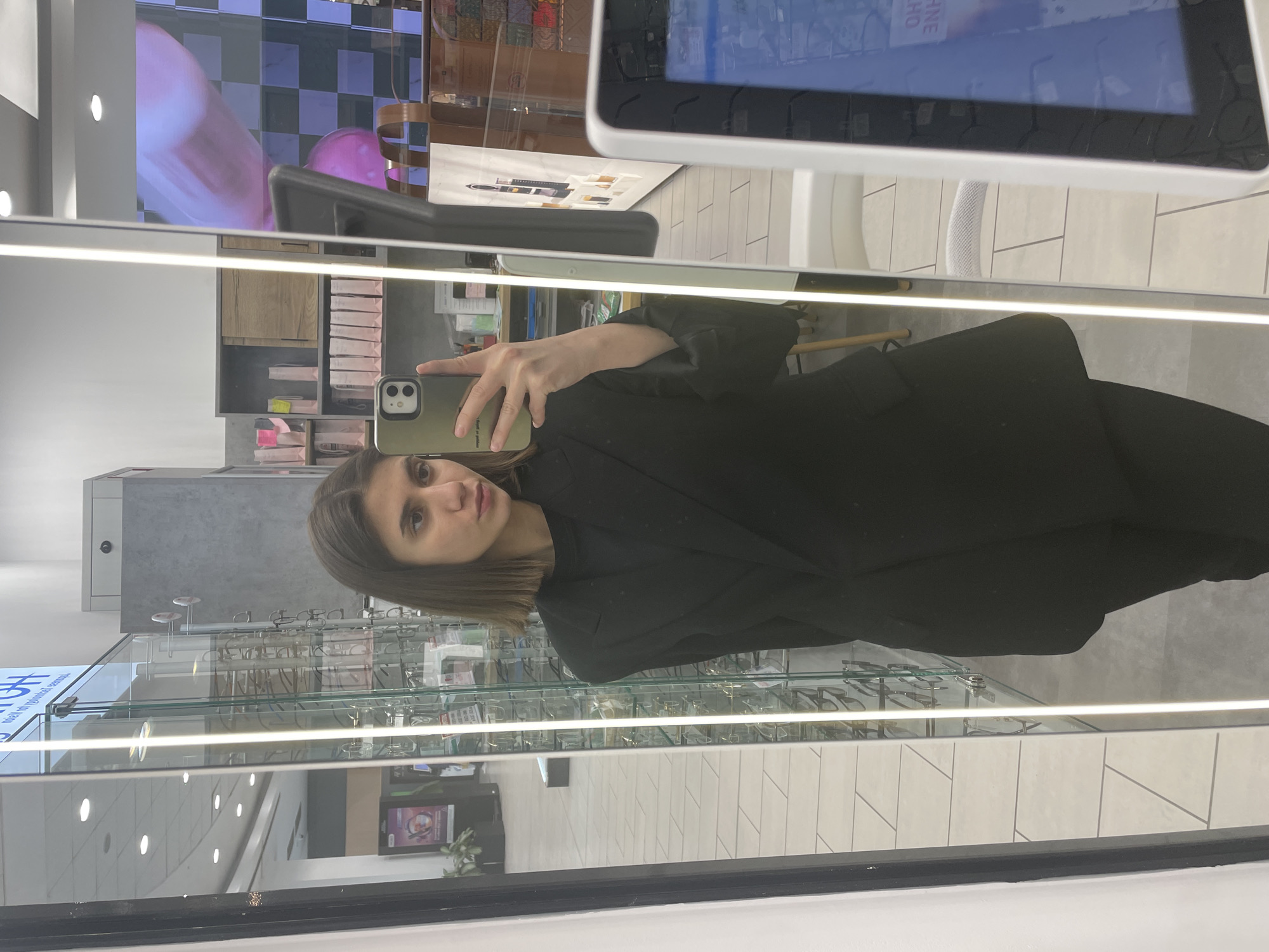 Woman takes selfies, dines on sushi in Sofia