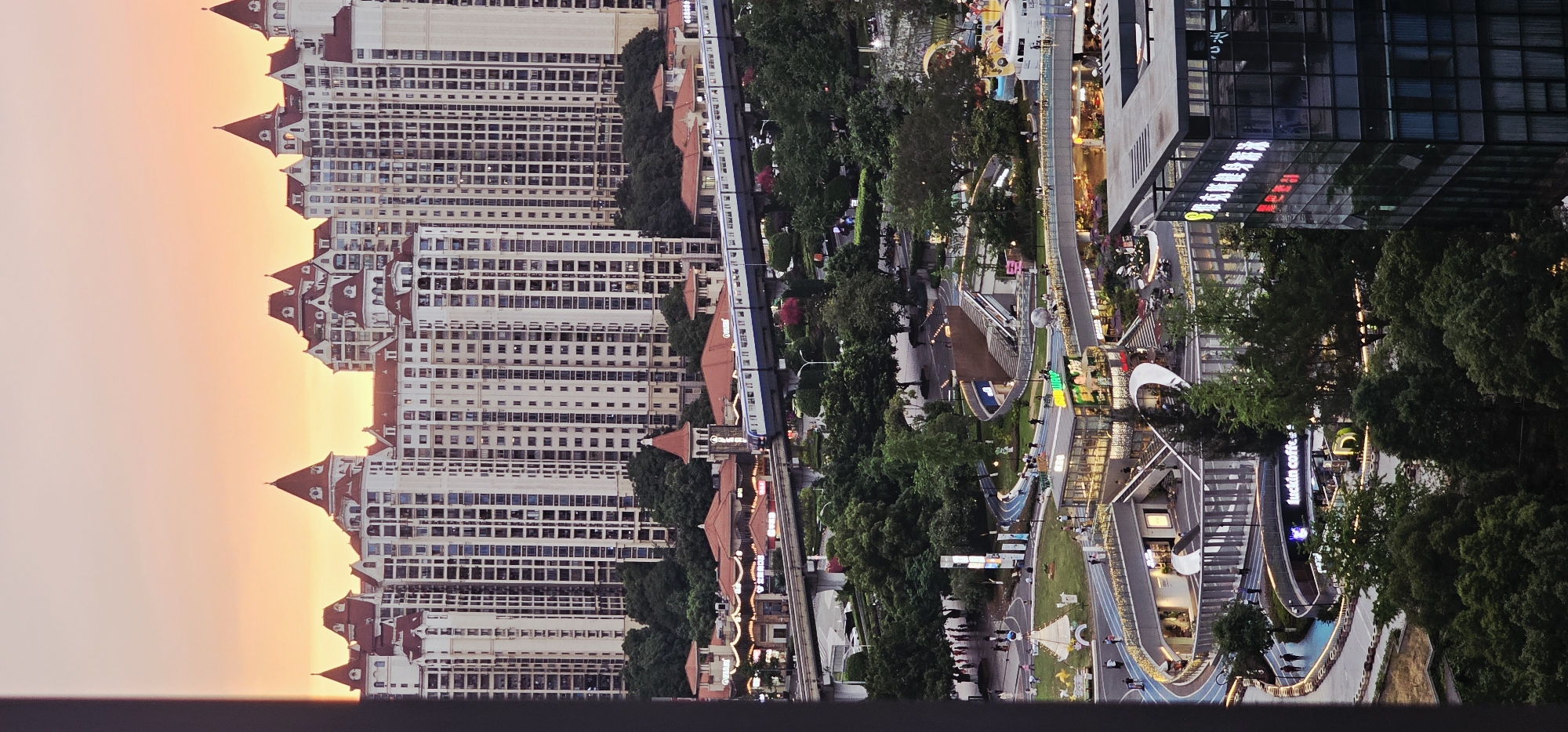 Witness documents Liangjiang cityscape views over 30 minutes