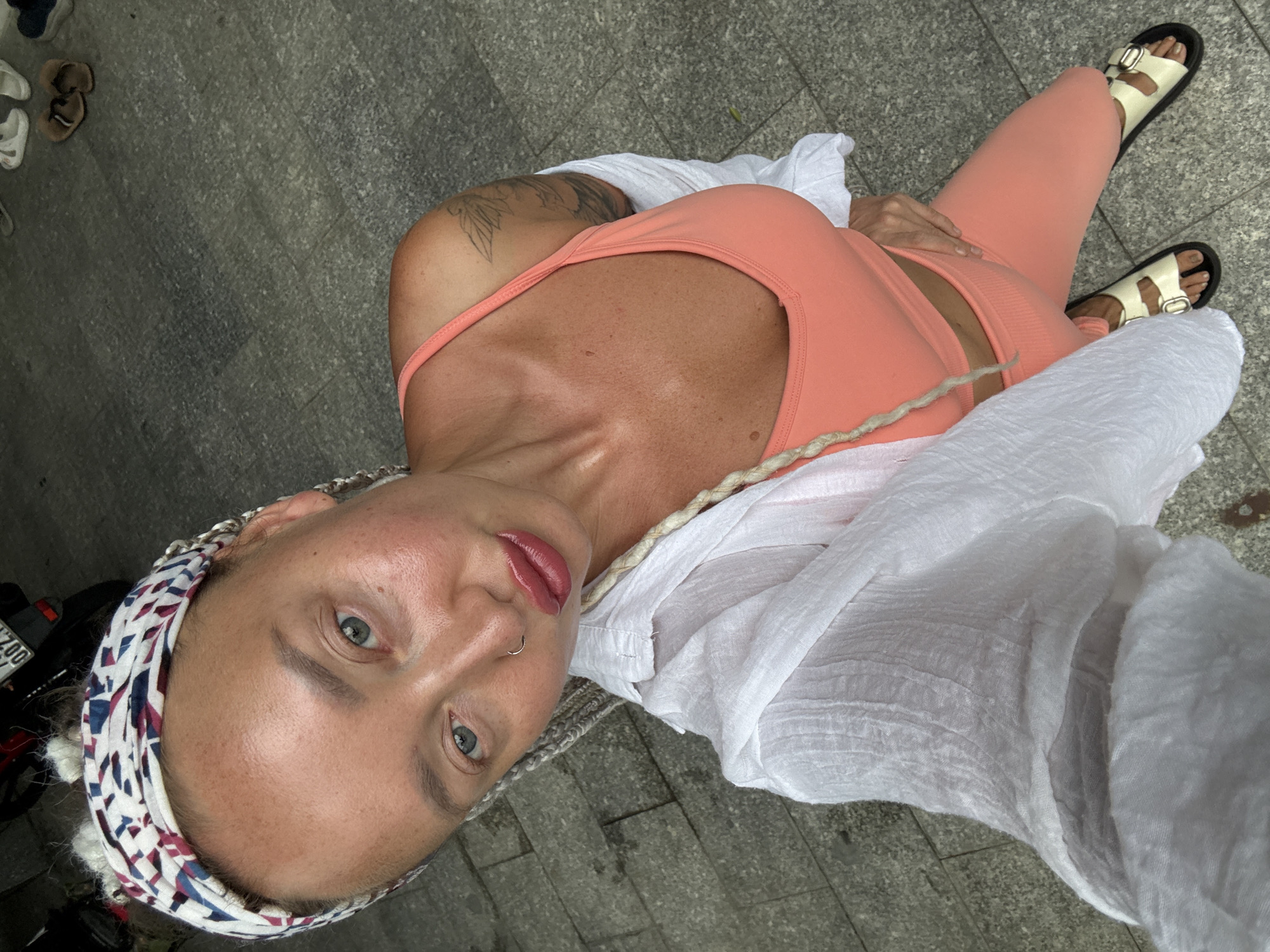 Selfie stop in Nha Trang, casual athletic fit