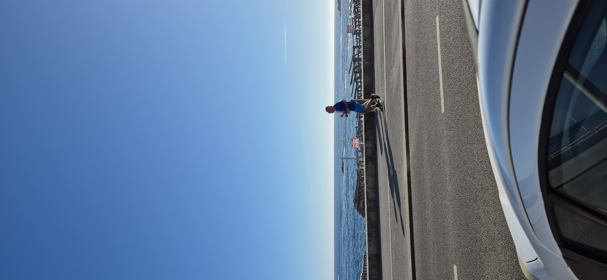 Sunny afternoon along Vila do Conde's beachfront promenade