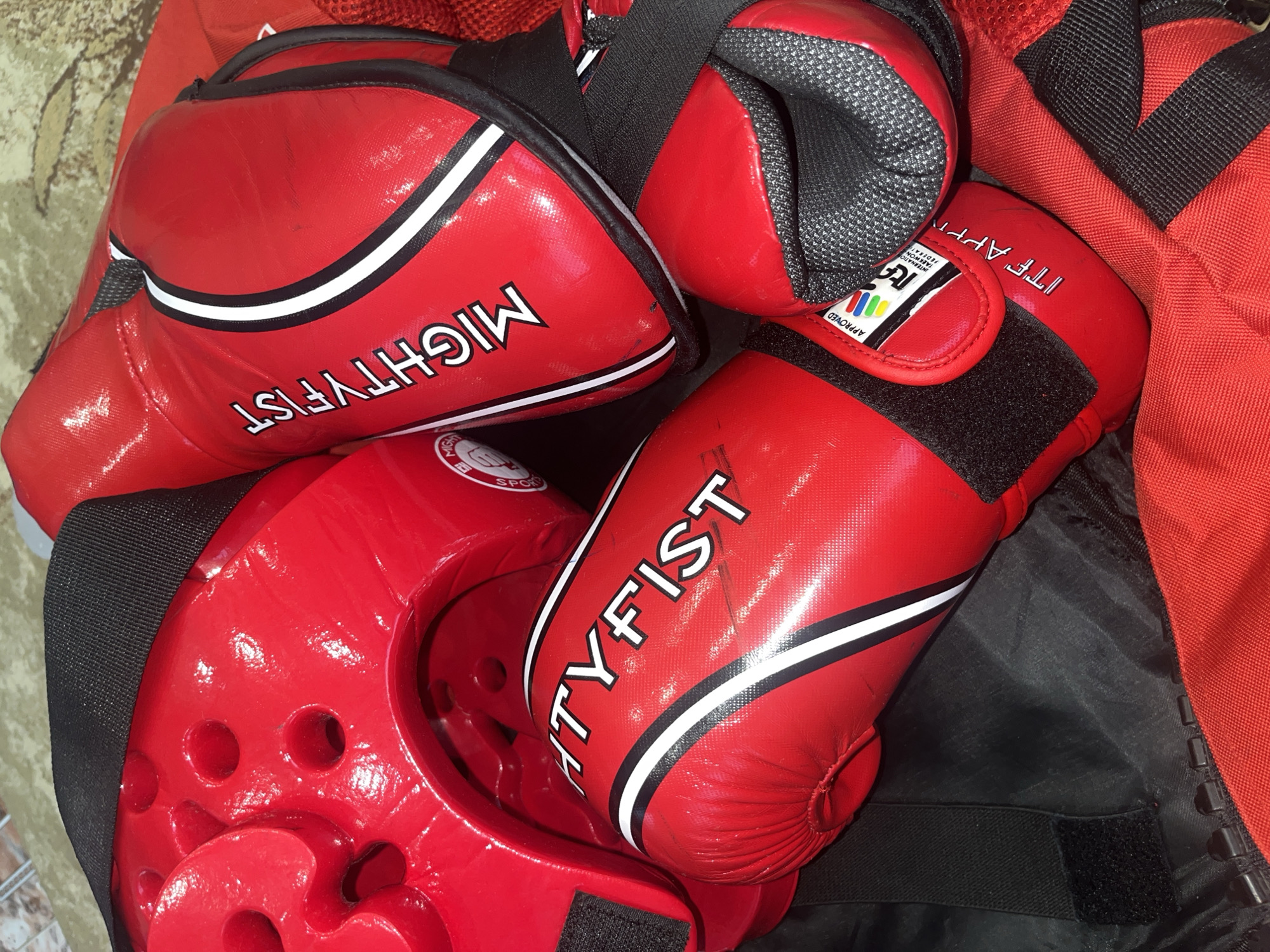 Martial arts gear and residential building documented in Vladaya