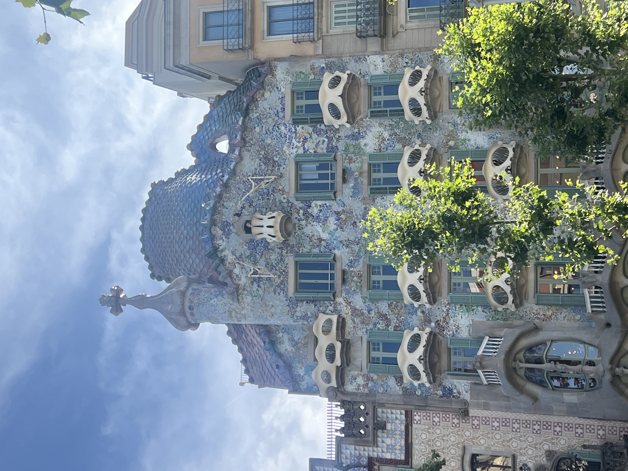 Barcelona architecture tour featuring Gaudí's Casa Batlló