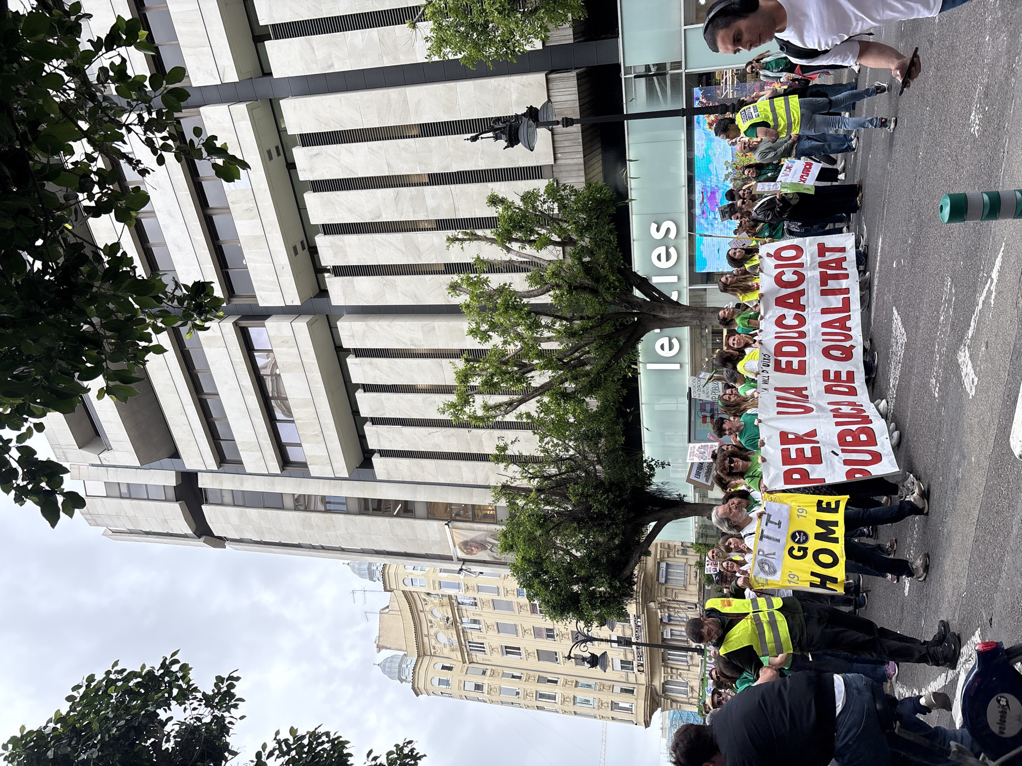 Catalan-language protest demonstration observed in Valencia streets