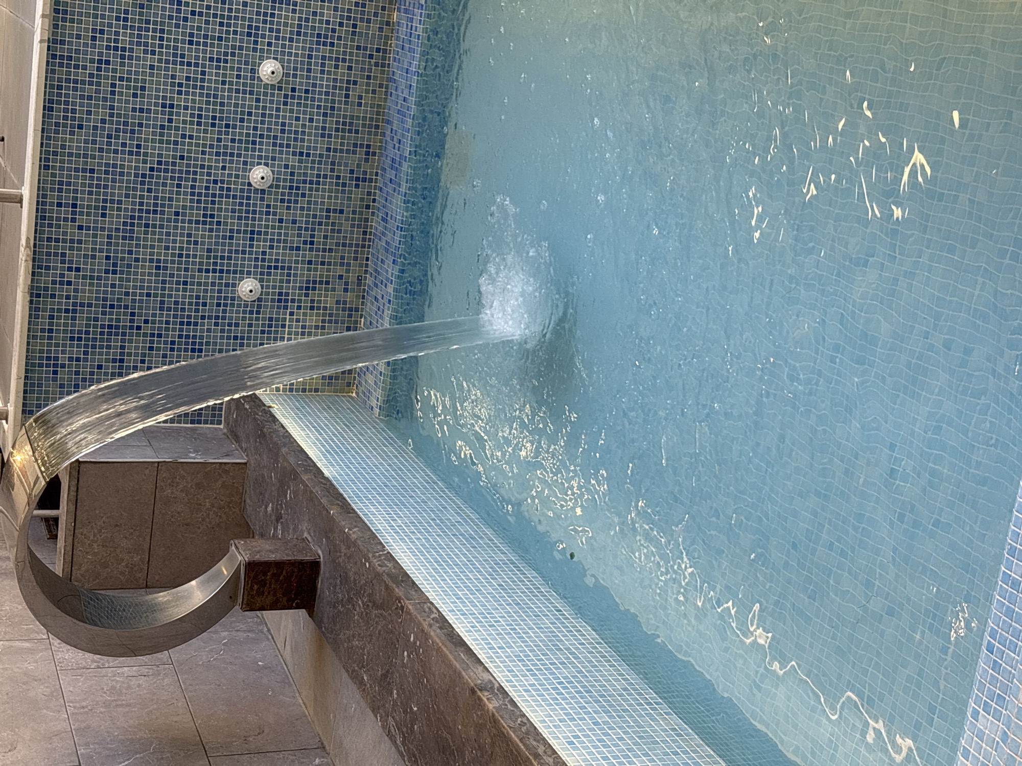 Morning at a Jordan resort hotel, pools, decor, and selfies