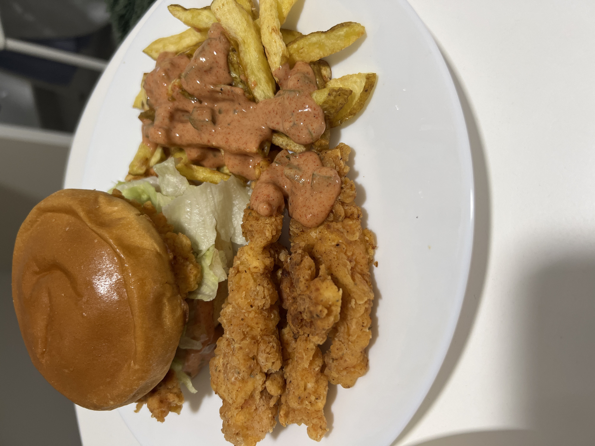 Fried chicken meal documented by witnesses in Mogán, Spain
