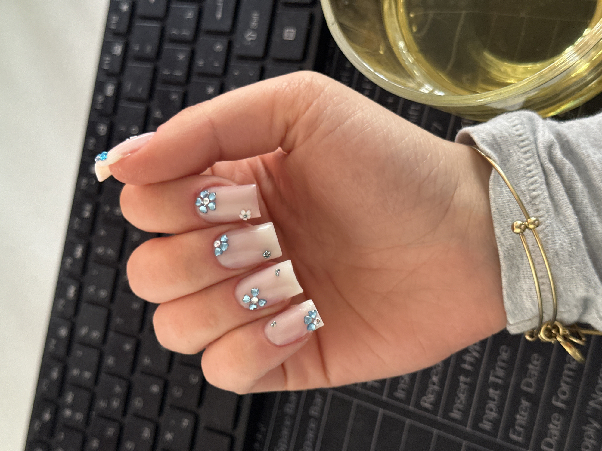 Tea break with floral manicure at Armenian workspace