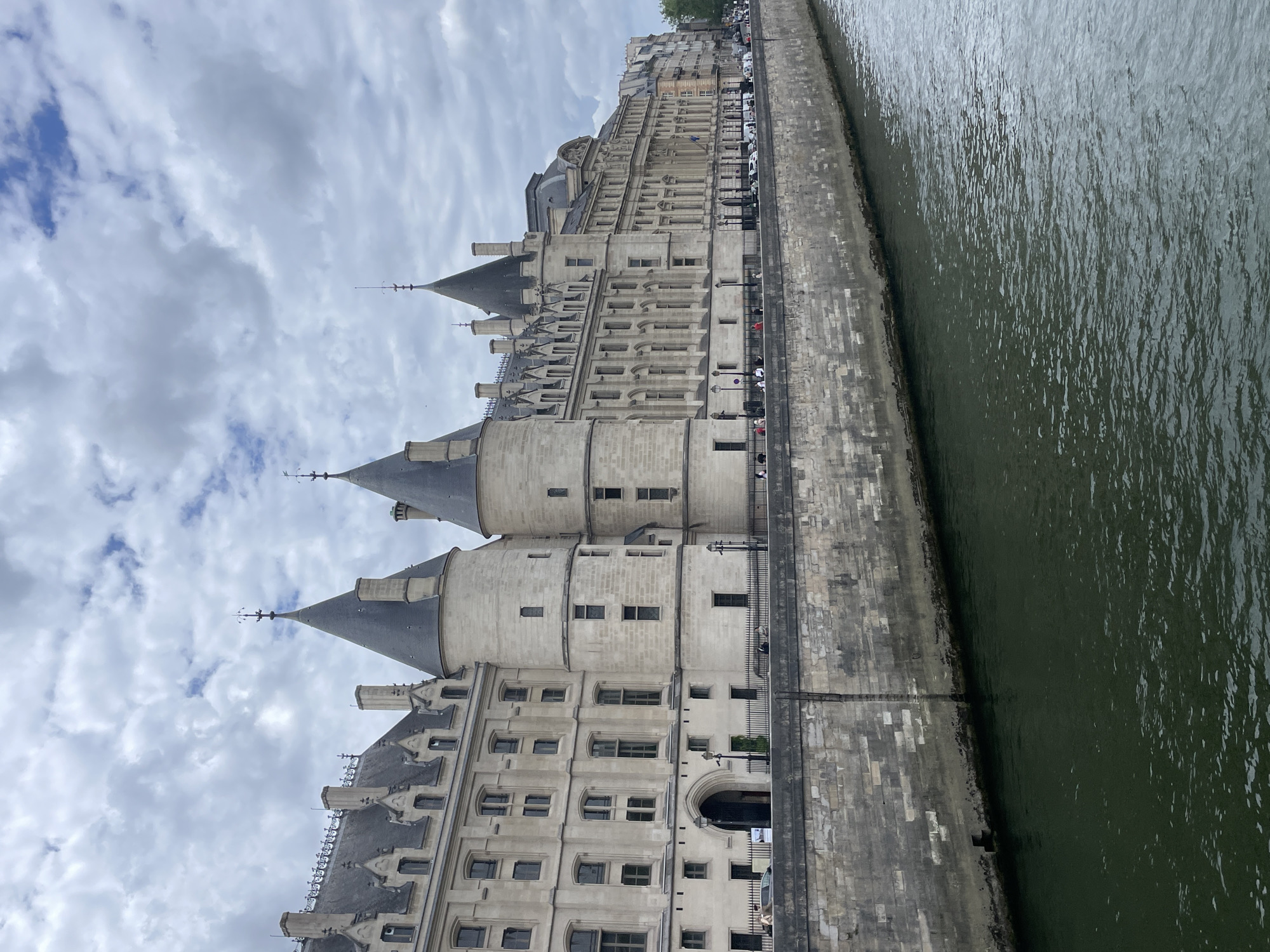 Paris street life and landmarks documented in 16-minute walking tour