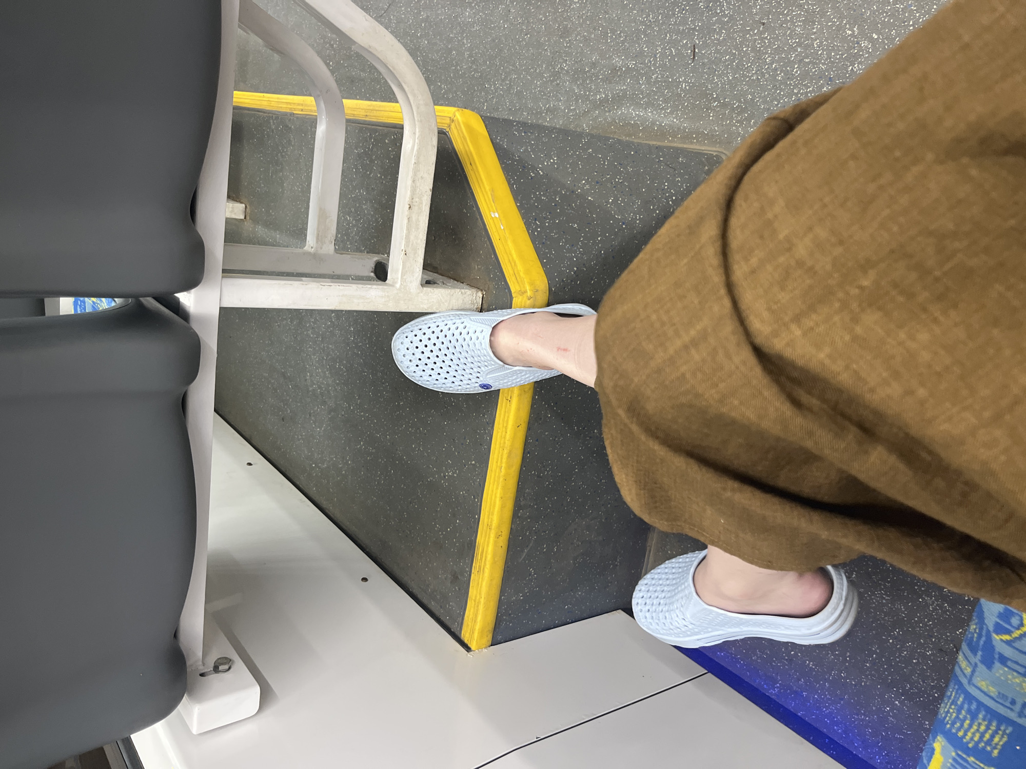 Commuter spotted on Moscow public transport wearing casual attire