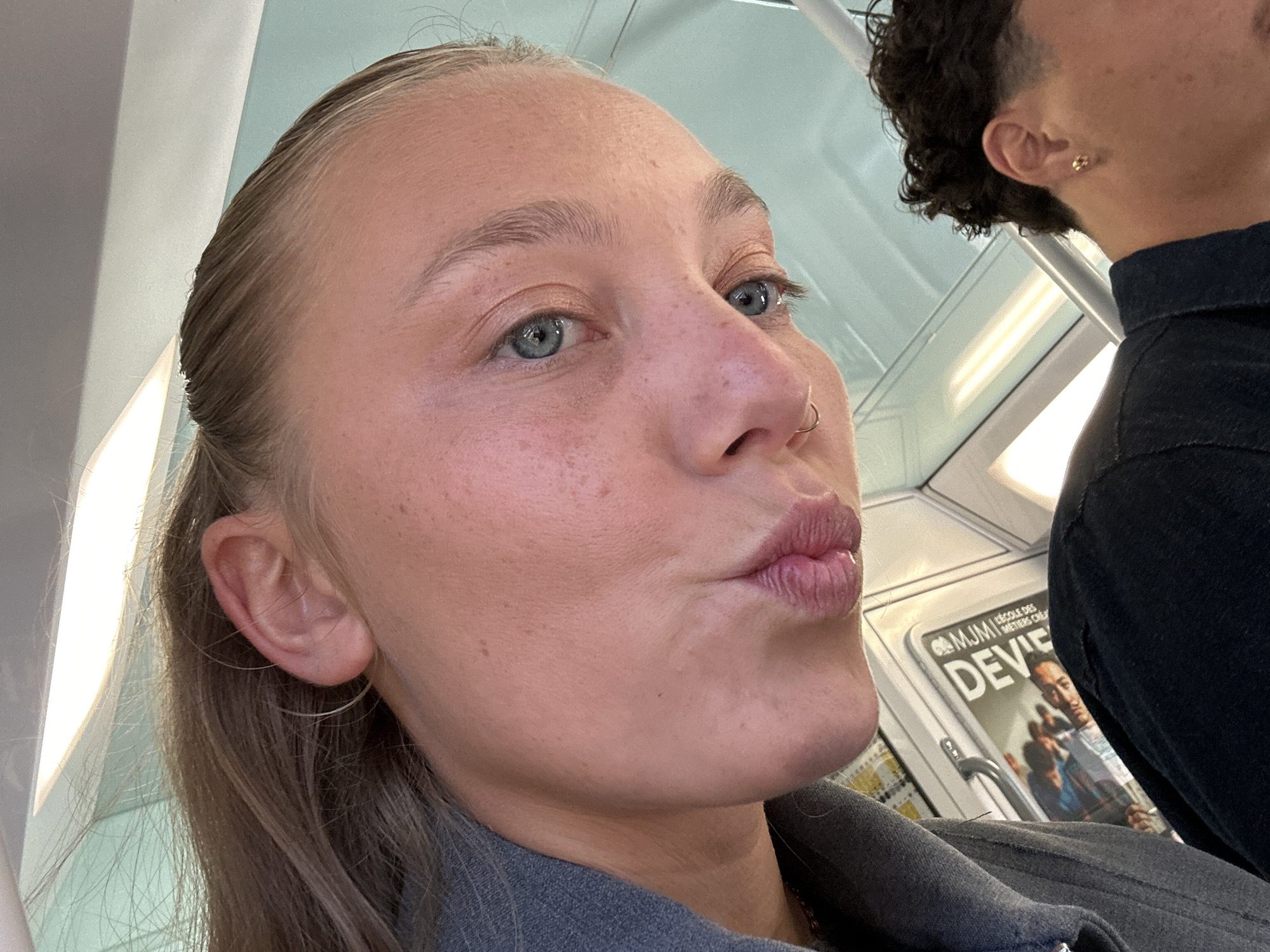 Two passengers spotted together on public transport in Bry-sur-Marne