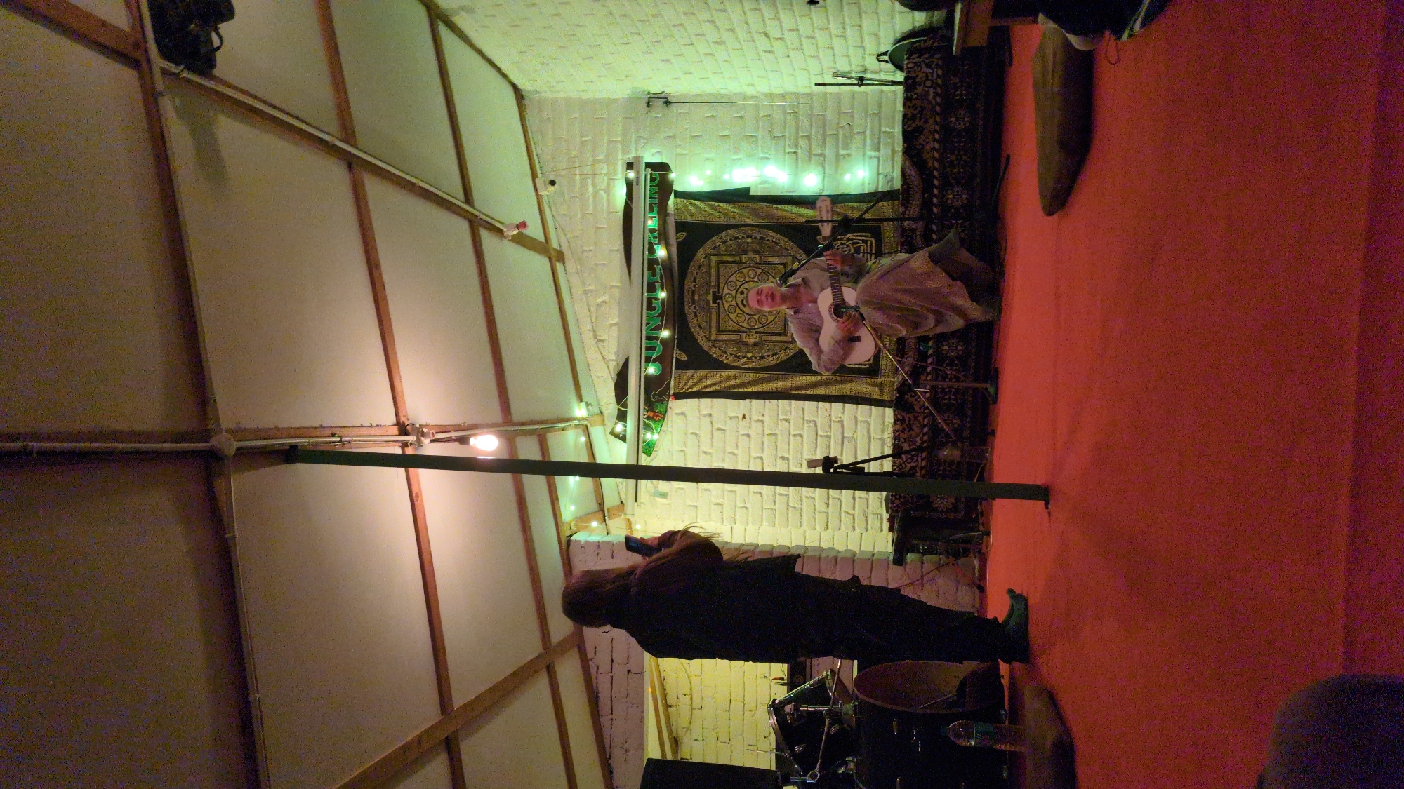 Acoustic music performance draws small crowd in Haini venue