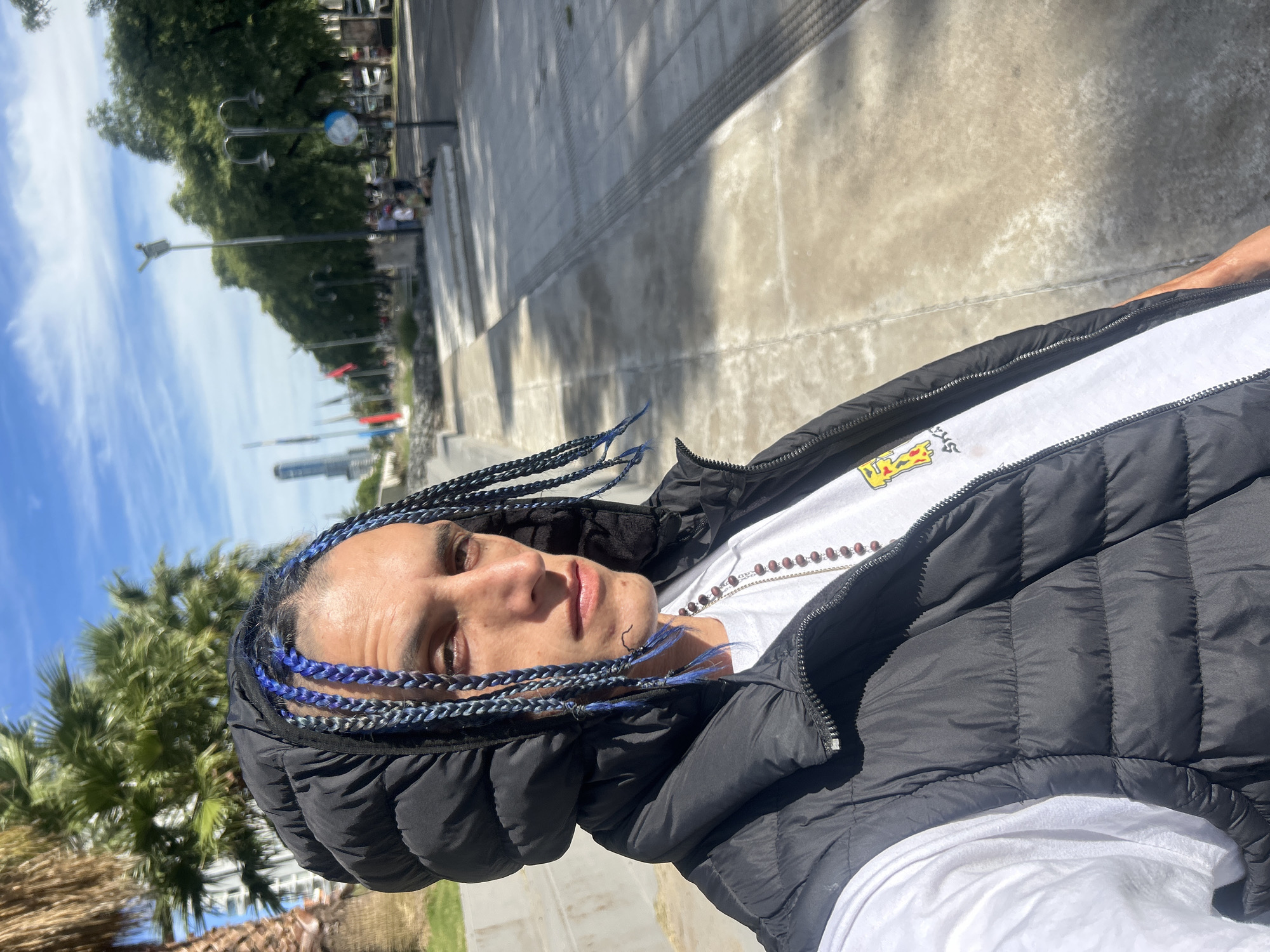 Man with blue hair extensions spotted in Buenos Aires