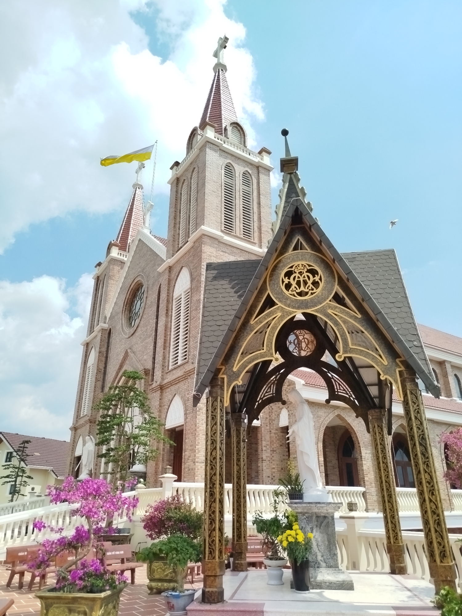 Morning walk through Cam Ly district captures church, homes