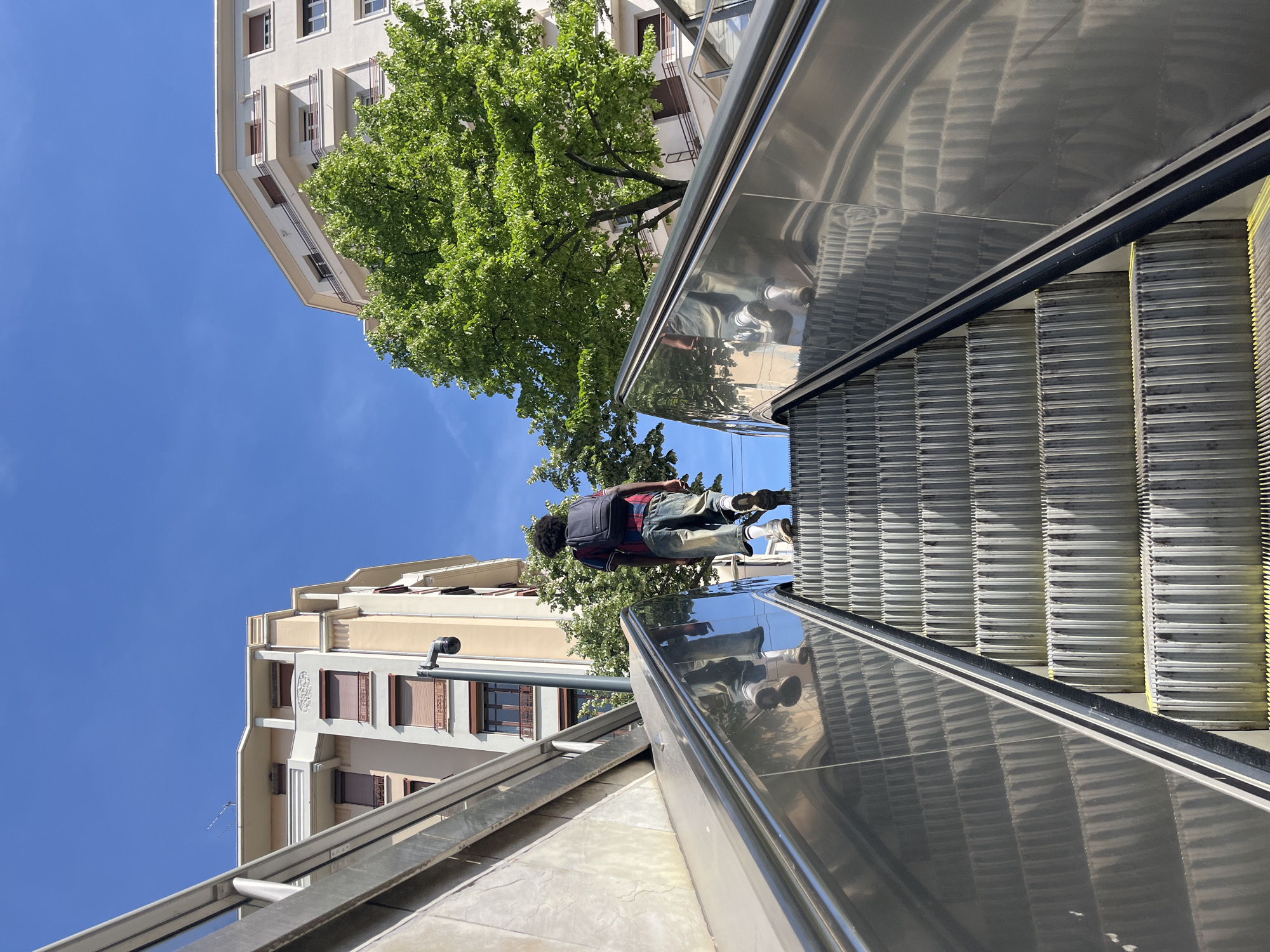 Witness captures sunny afternoon street scenes in Lyon