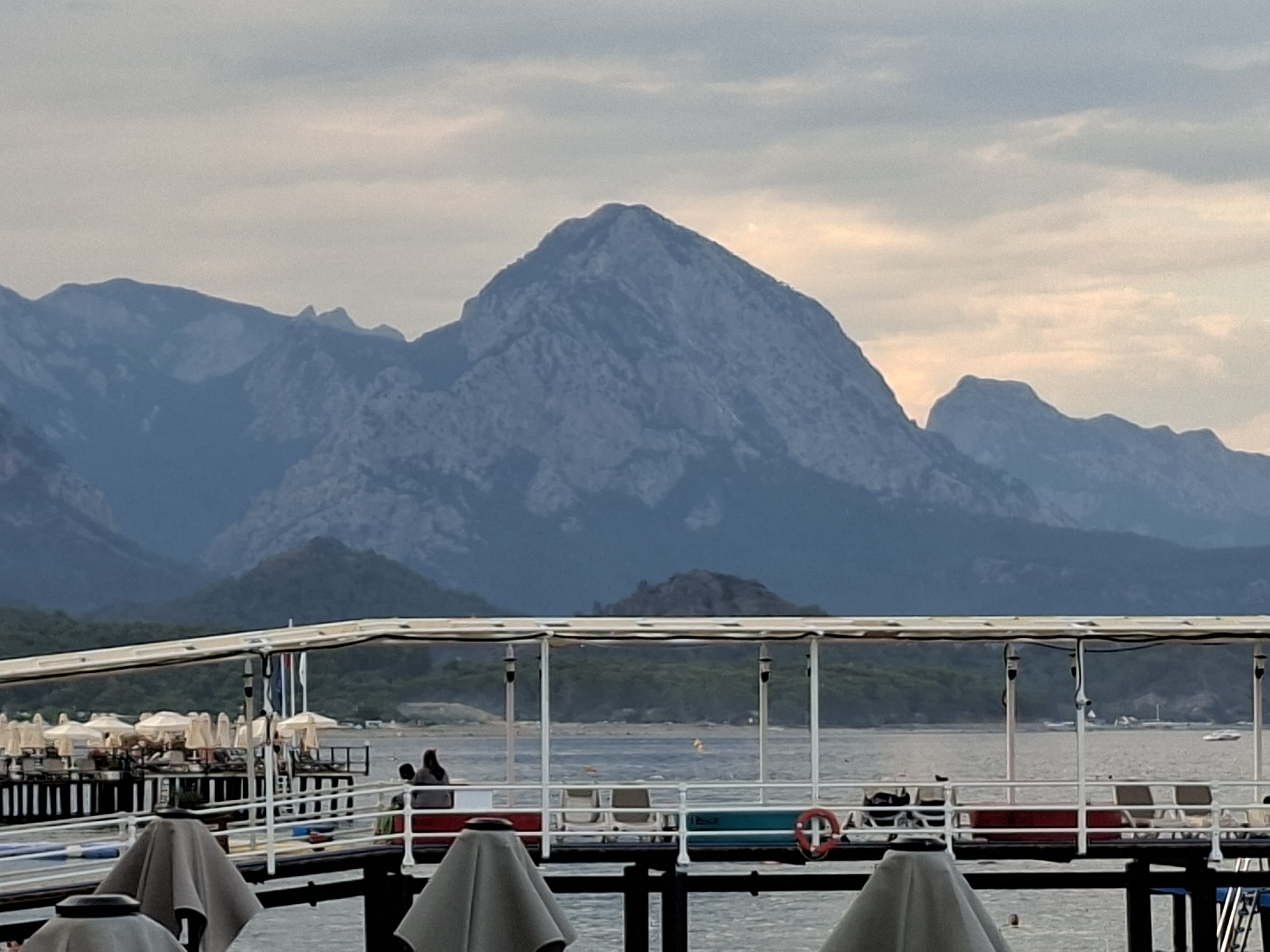 Afternoon at a Kemer resort: sea, parasails, and décor details