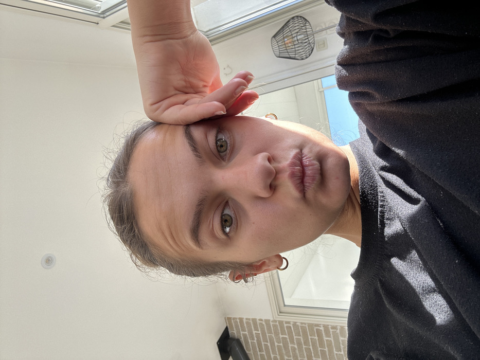 Hour-long selfie session captured in Veauchette home