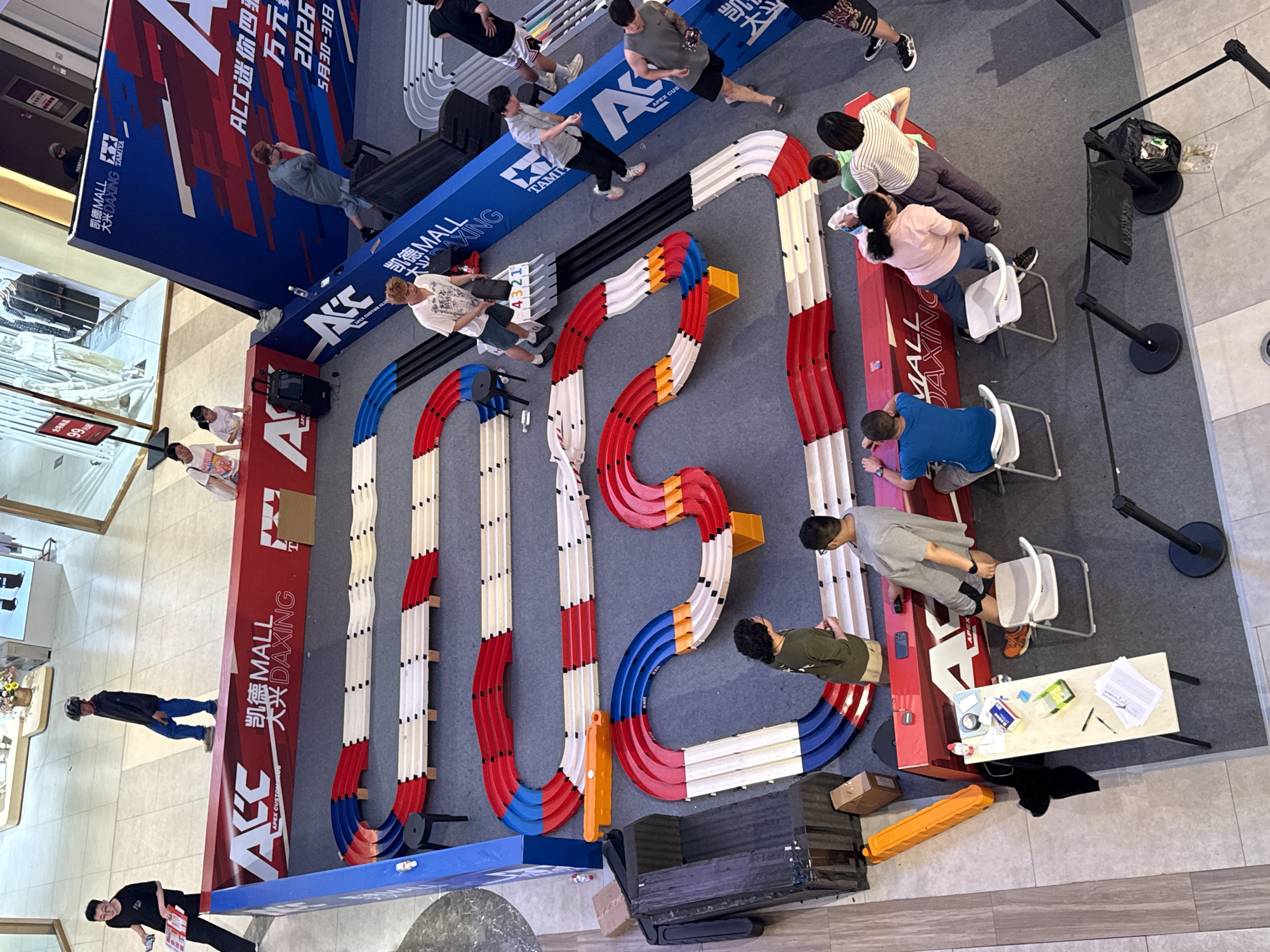 Mini 4WD racing event held at Daxing District mall