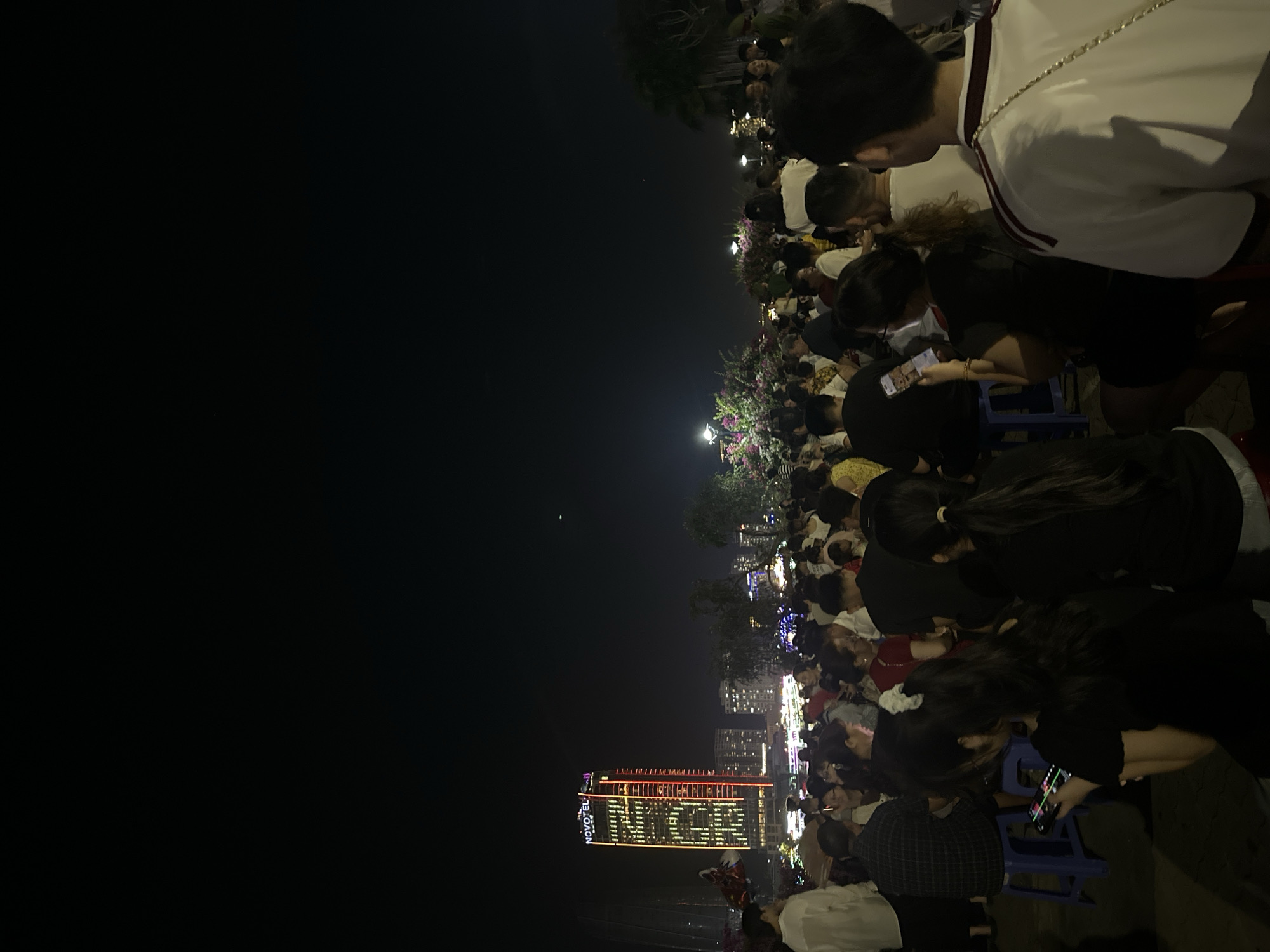Fireworks festival night draws massive crowds to Đà Nẵng's Dragon Bridge