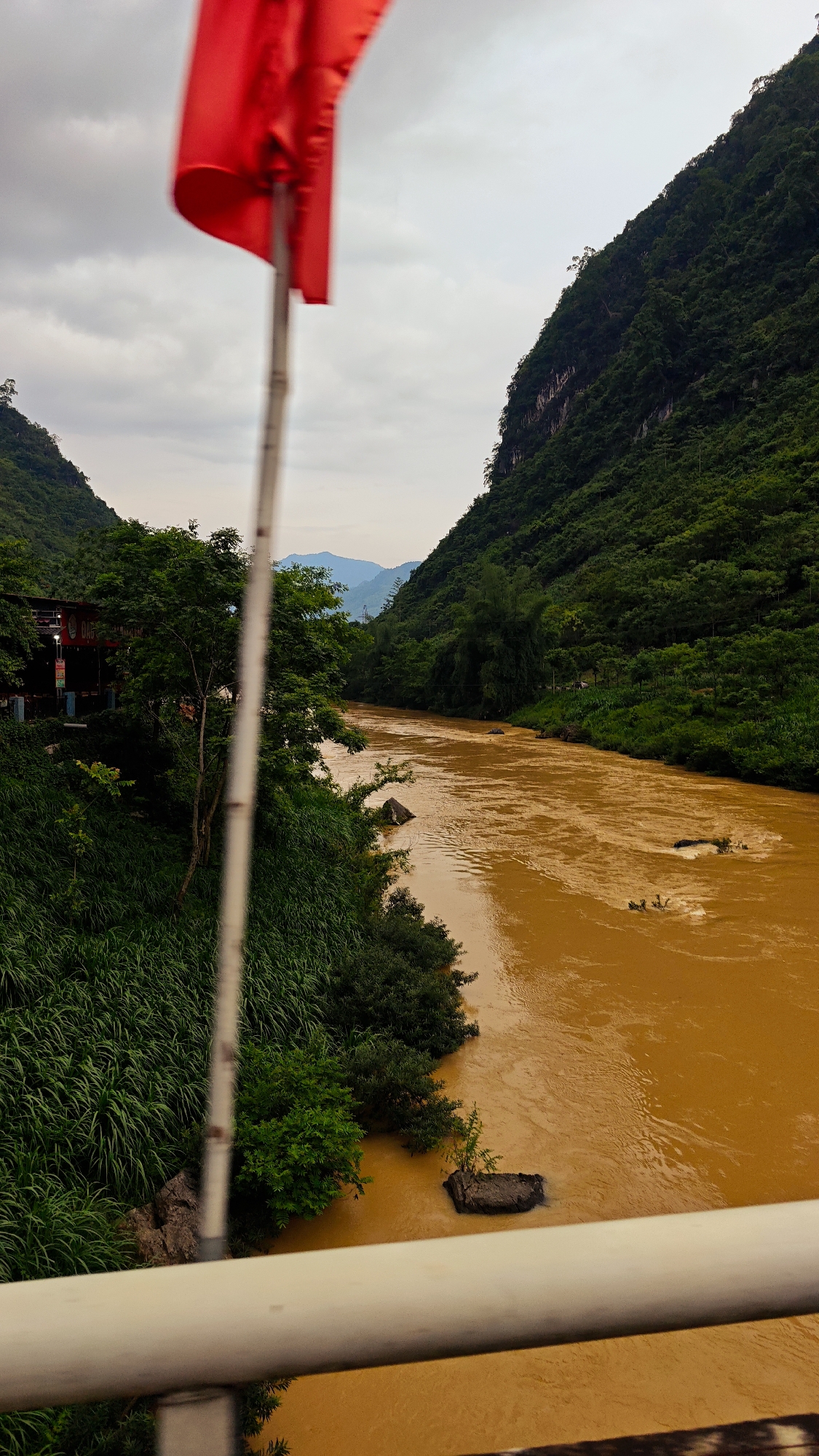 Motorist documents scenic mountain drive through Cán Tỷ Commune, Vietnam
