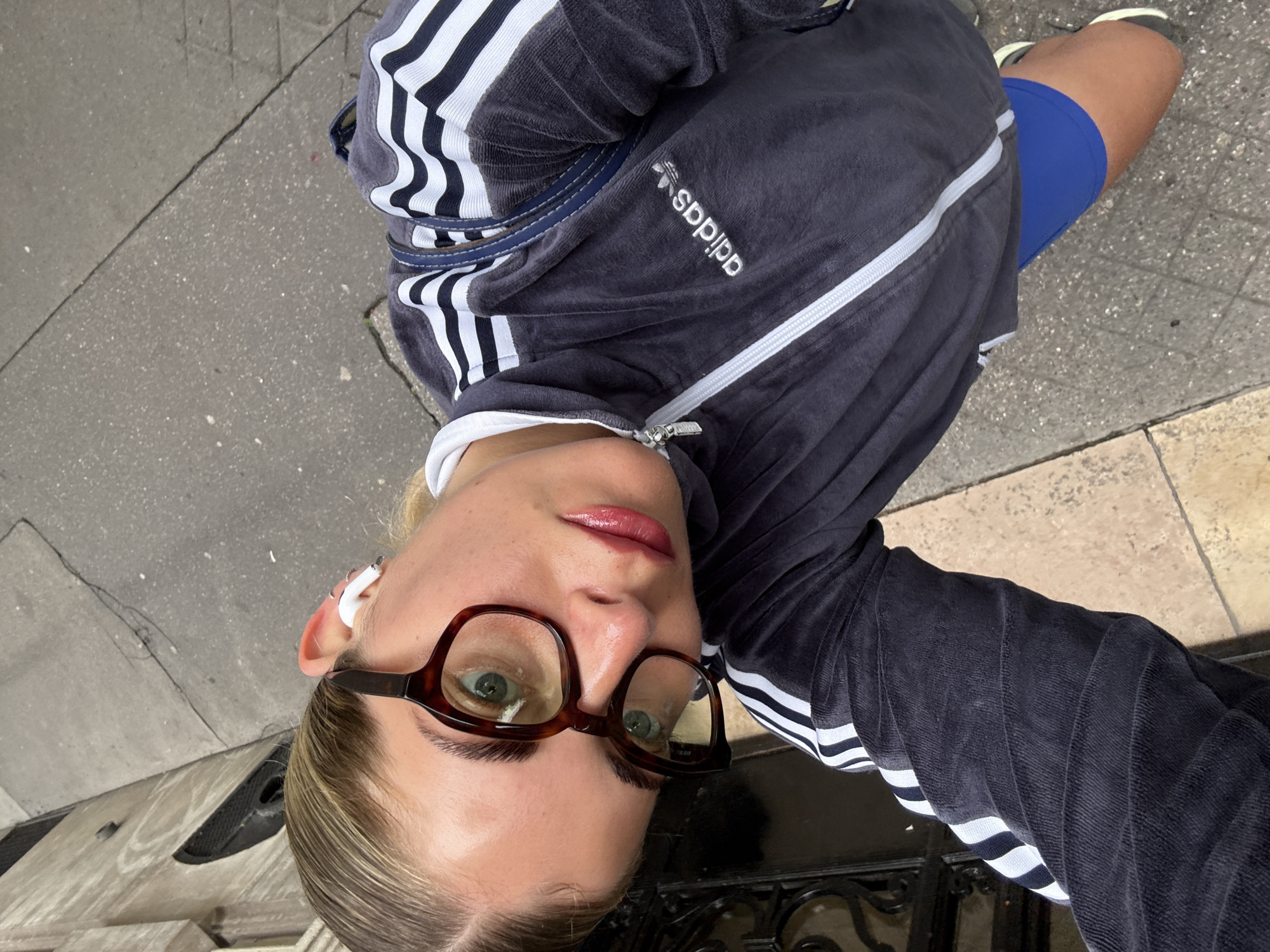 Woman documents brief Paris visit in cold weather selfies