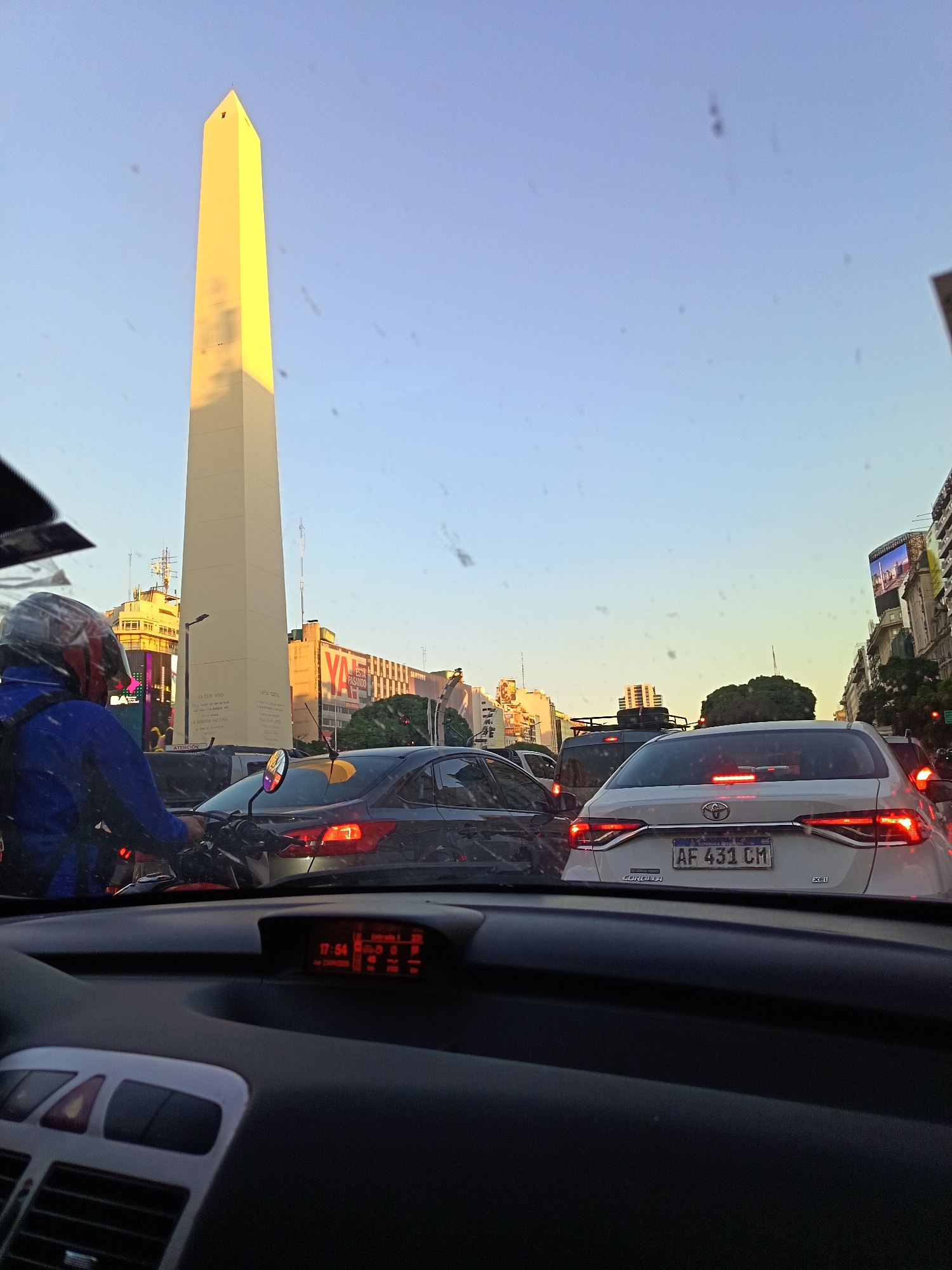 Evening scenes captured near Obelisco and art gallery