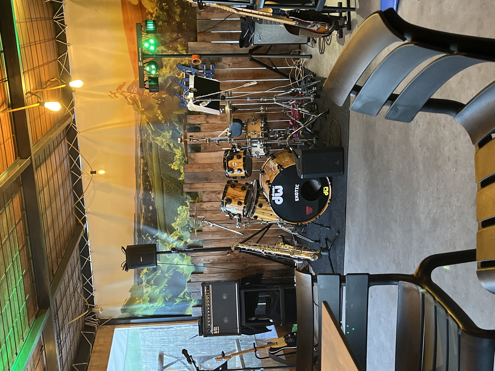 Musical performance setup documented in Saint-Priest-en-Jarez venue