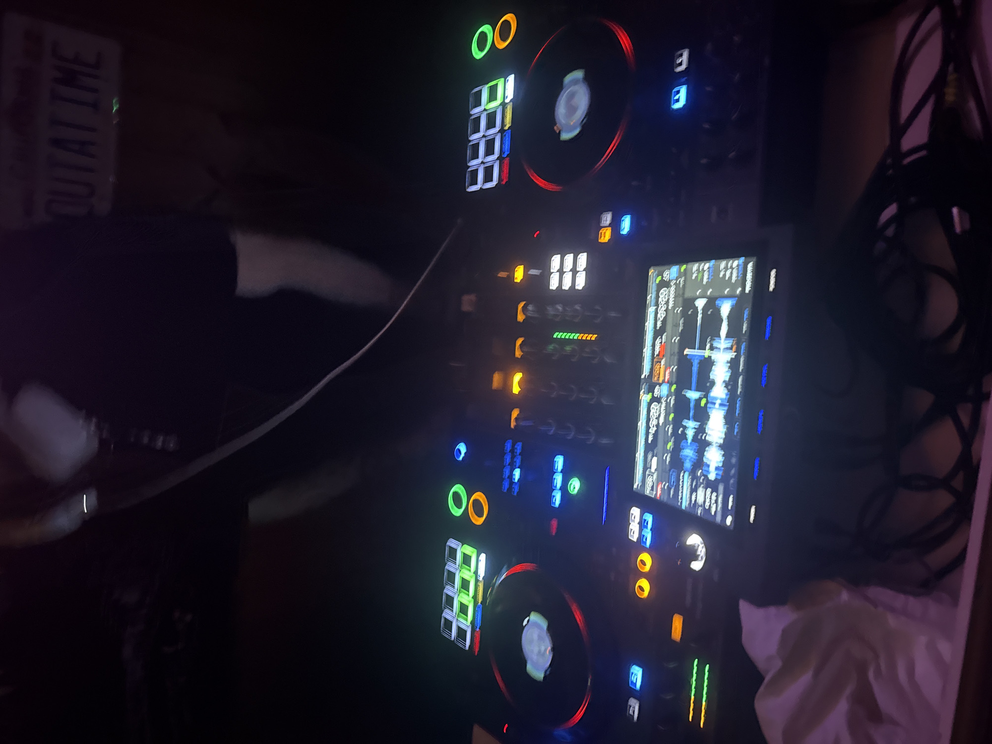 Late-night DJ event draws crowds in central London
