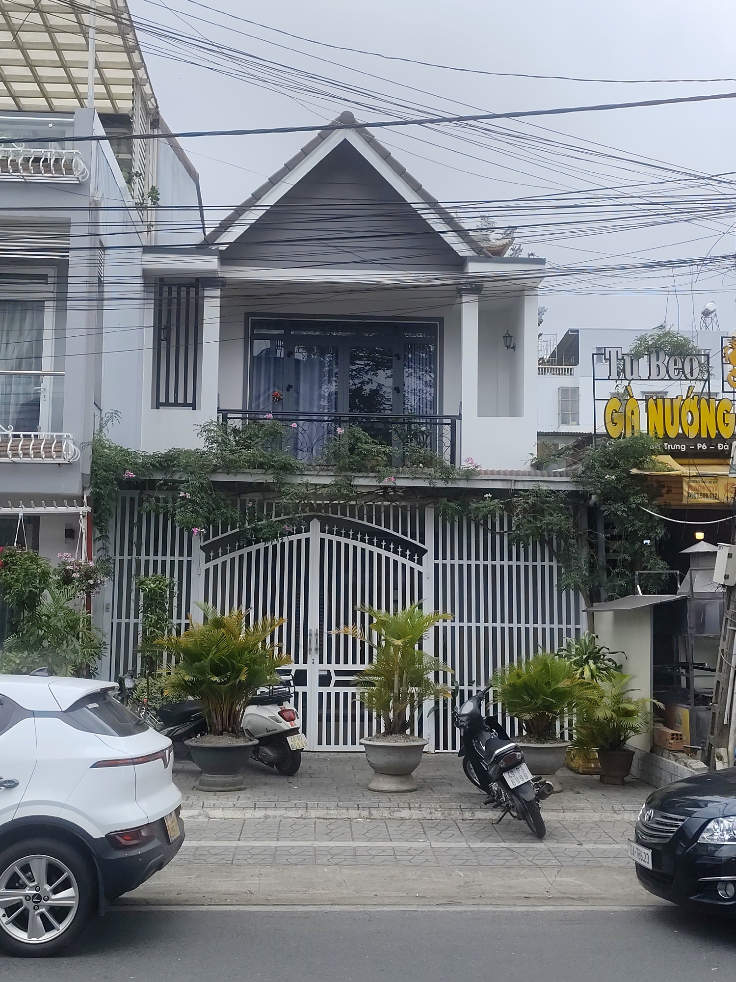 Street-level Da Lat: temples, traffic, food, and everyday city life