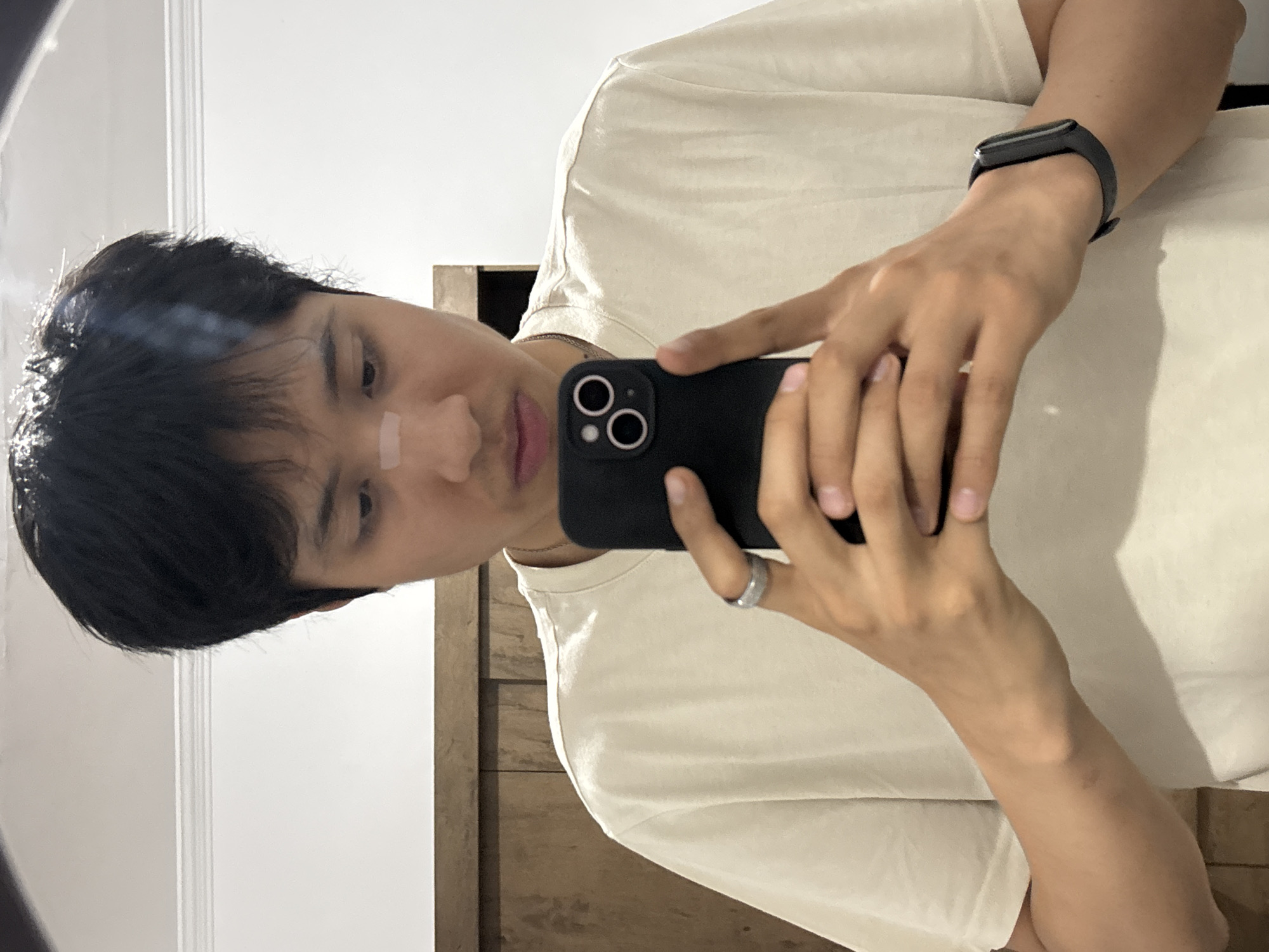 Person takes selfies with bandaged nose in São Paulo