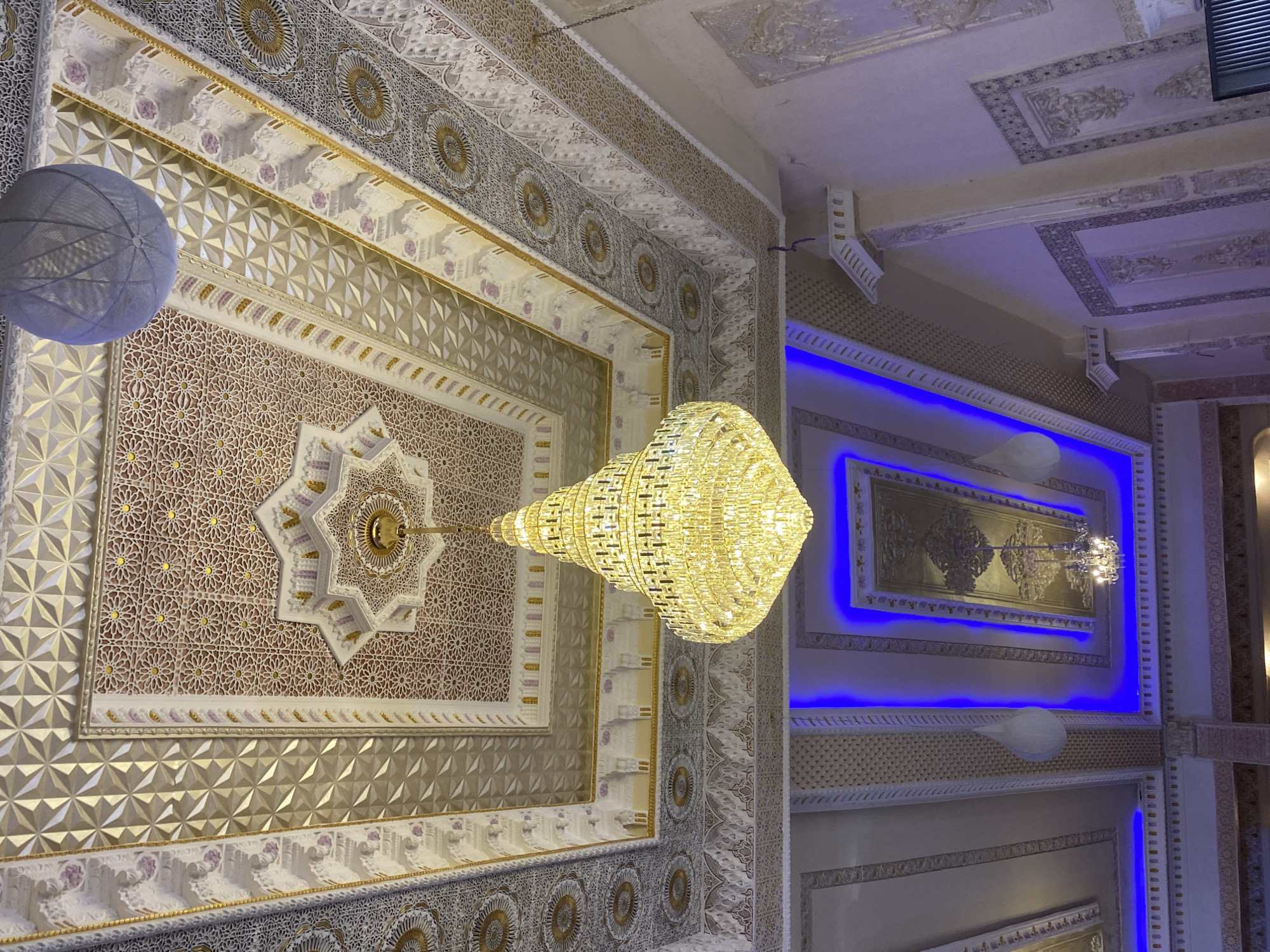 Formal banquet event in an ornate hall, Barakin Lerawi