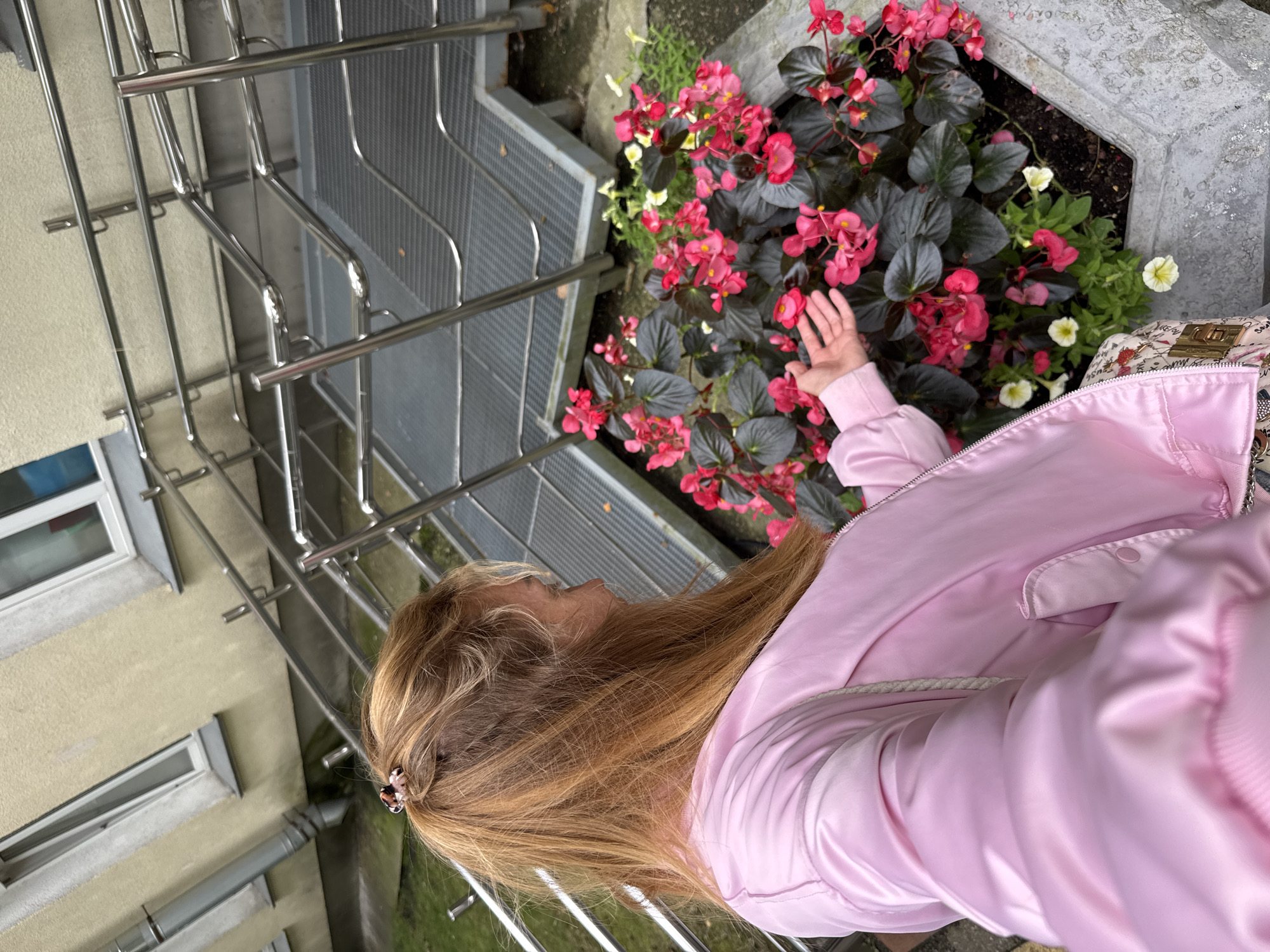 Flower bed stop in Sinyavino, dahlias and selfies included