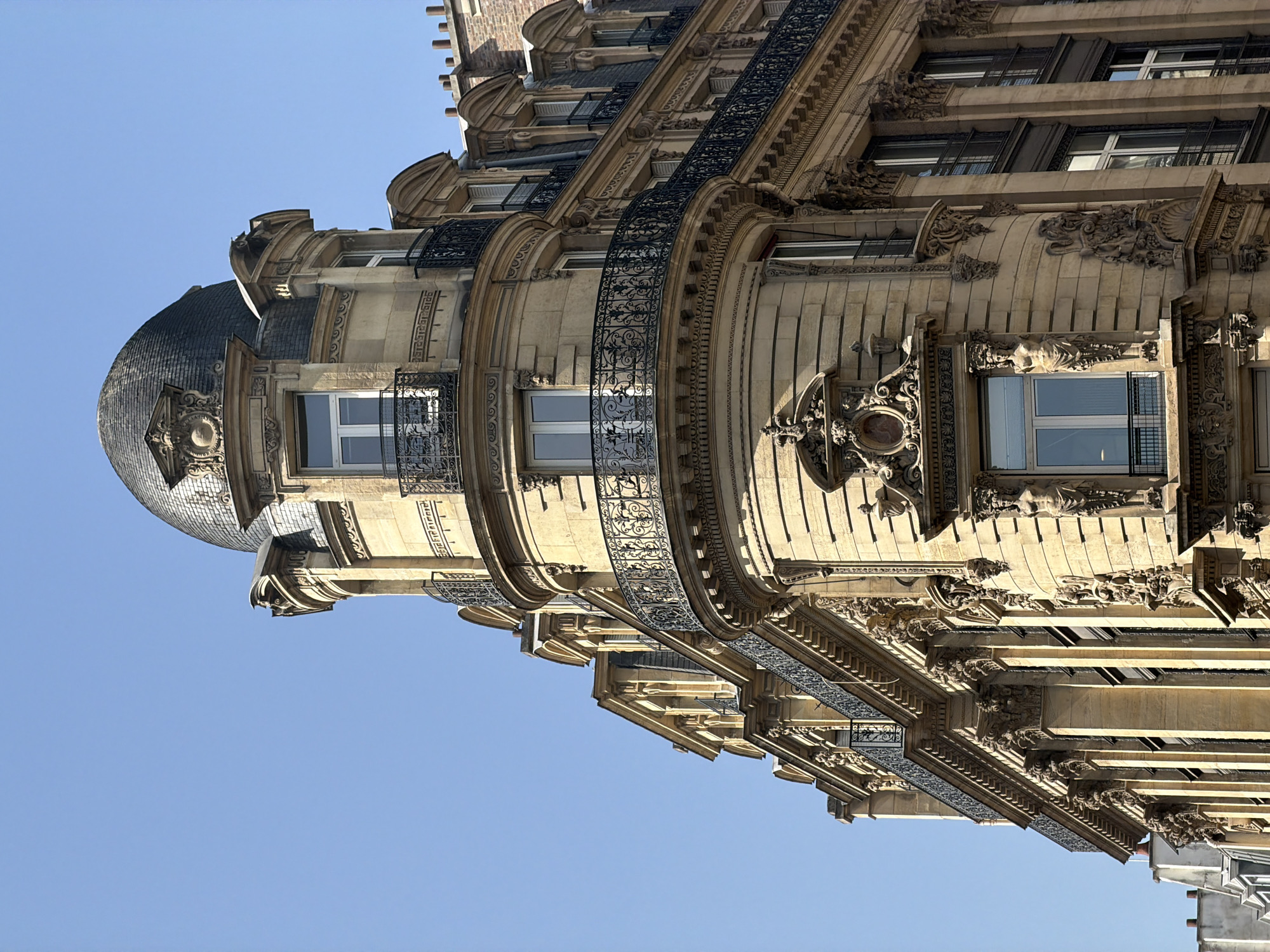 Ordinary Paris street life documented in seven-minute span