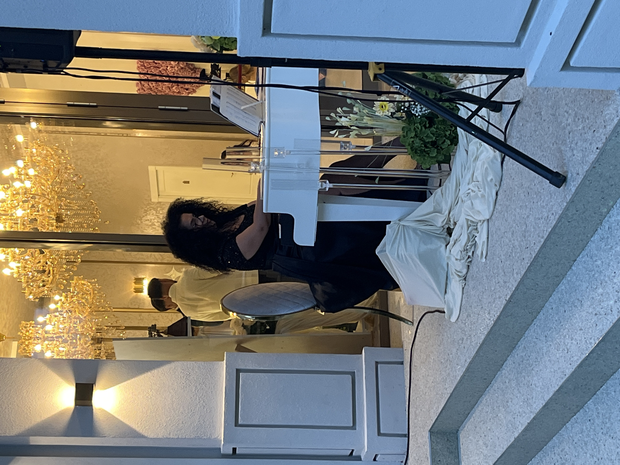 Live piano performance and event logistics in Huși, Romania