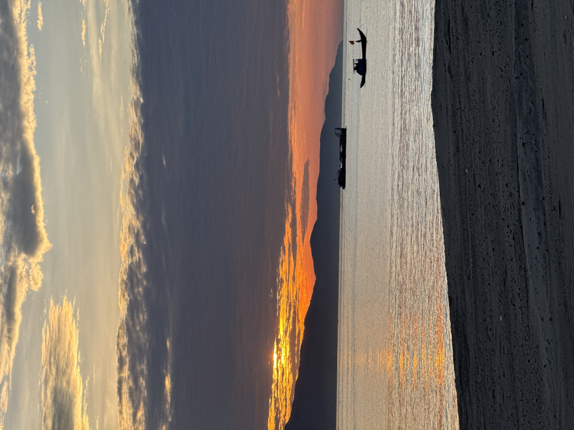 Evening beach exercise routines captured during sunset in Đà Nẵng