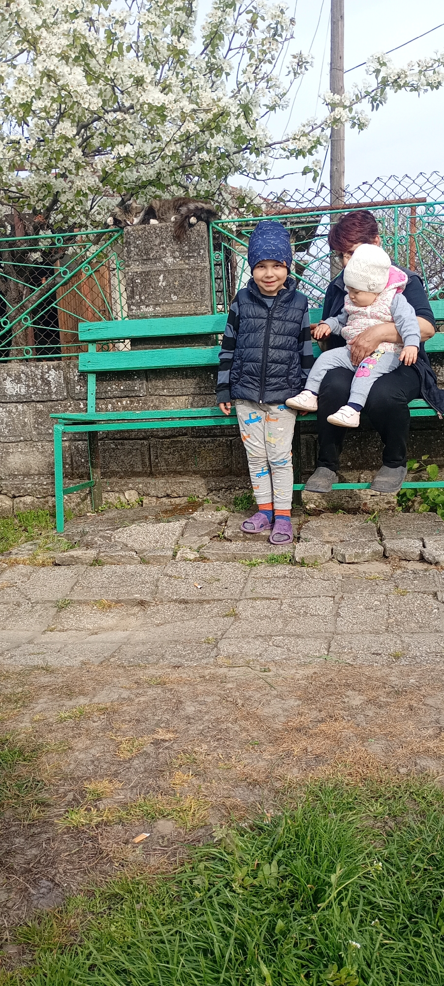 Small group gathers near bench in Alfatar residential area