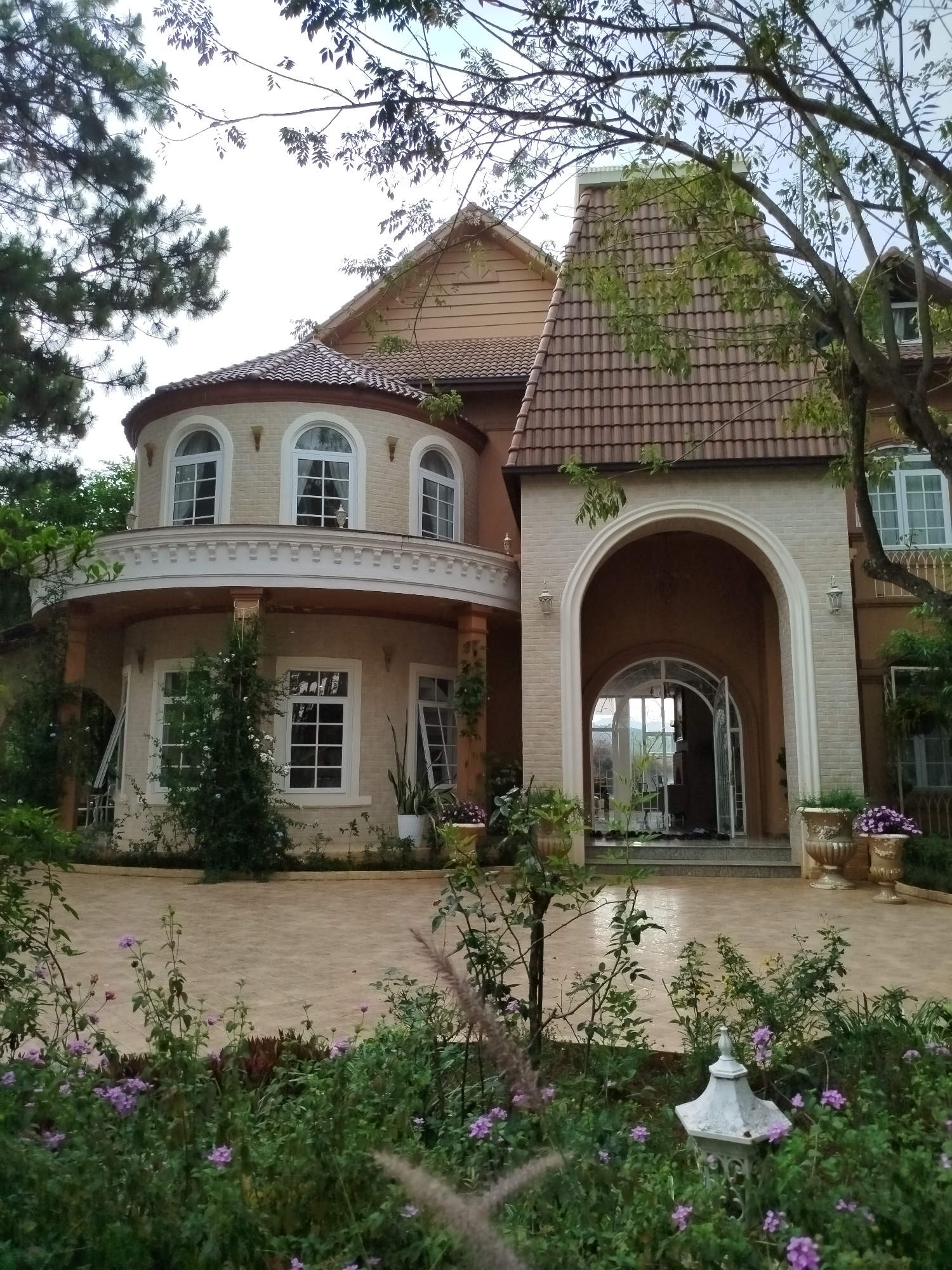 Witness documents Da Lat's European architecture and natural scenery