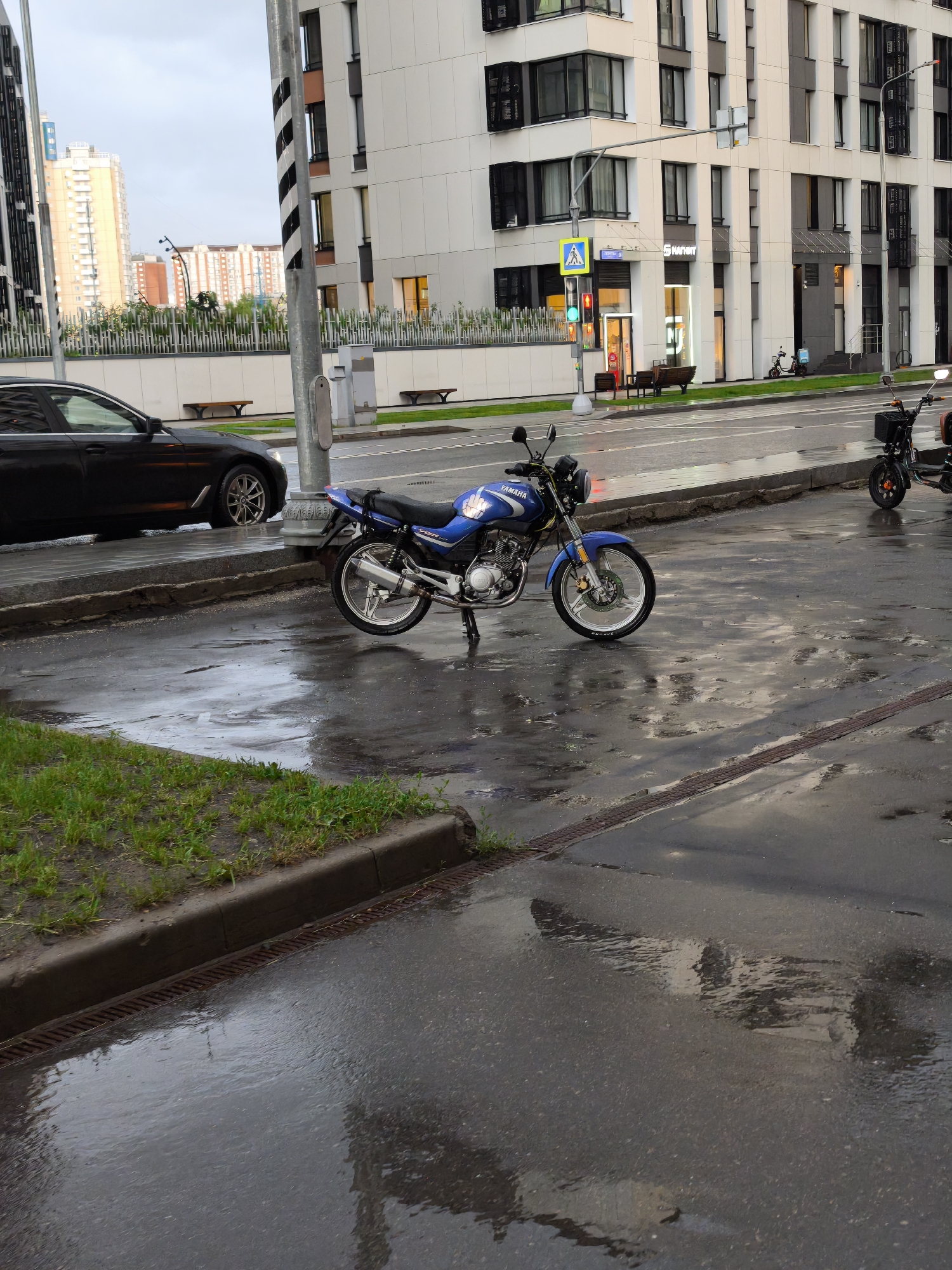 Rainy afternoon street life documented across Moscow neighborhoods