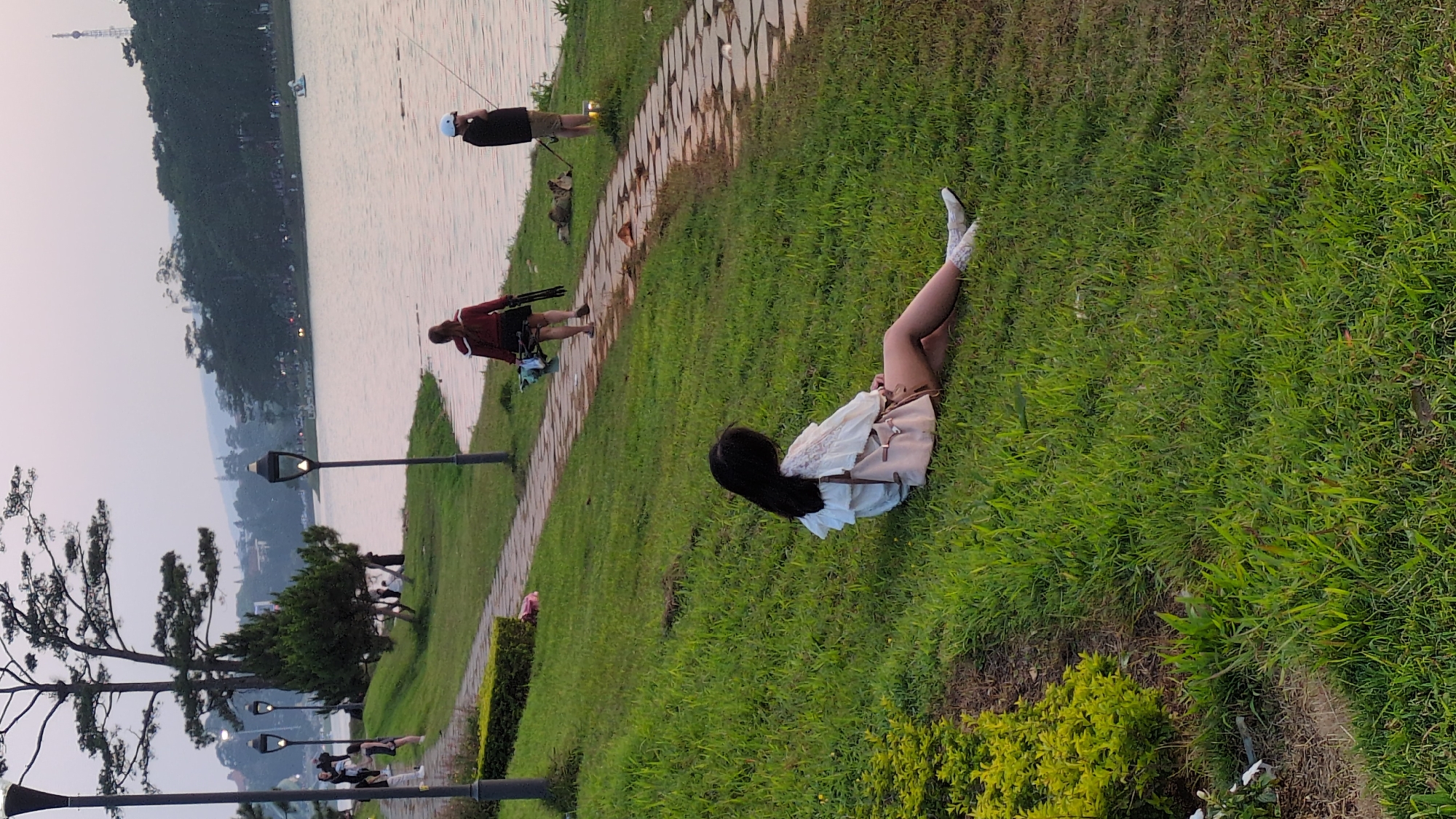 Evening lakeside leisure moments captured around Da Lat's Xuan Huong Lake