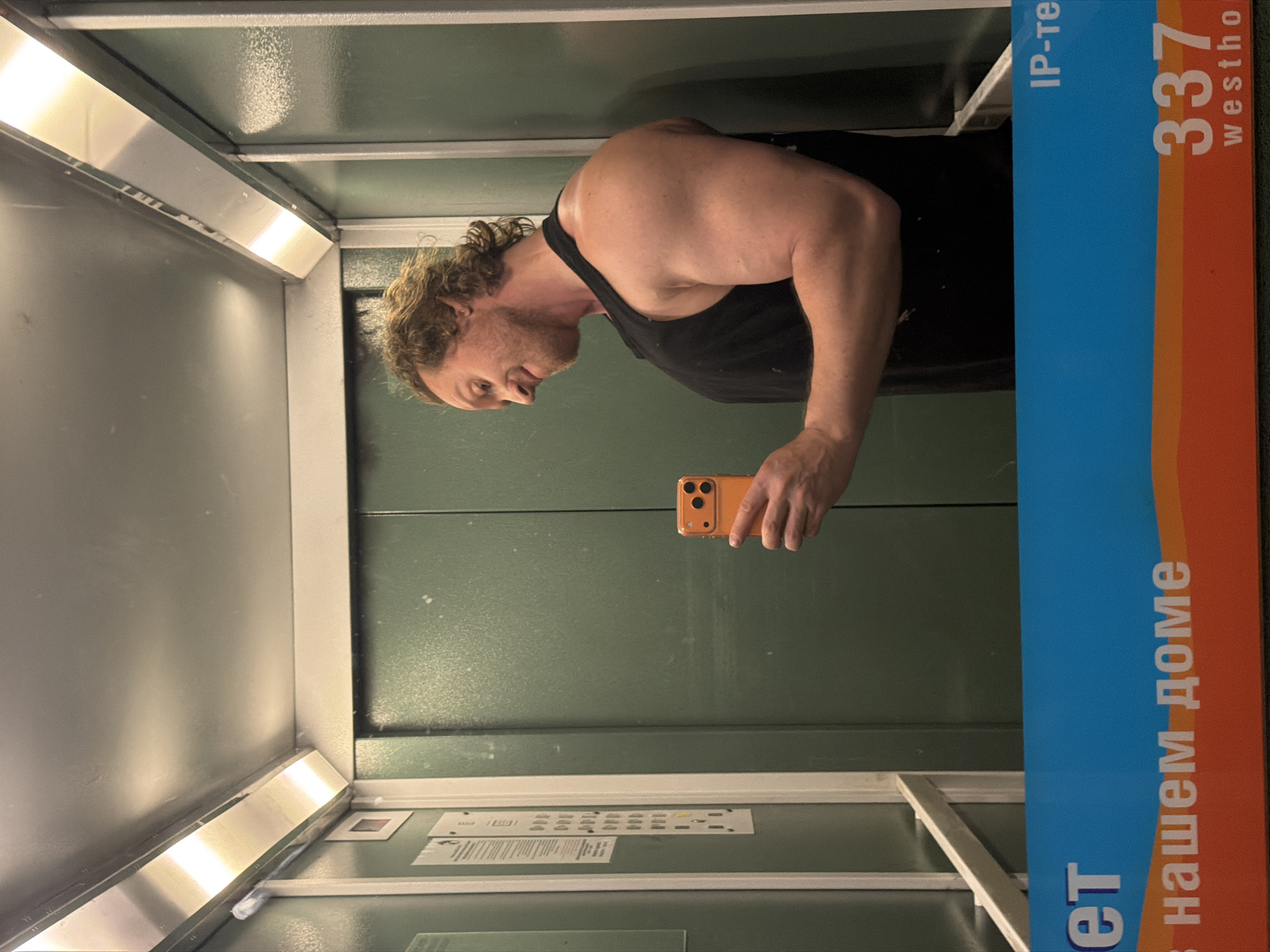 Man takes elevator selfie in Saint Petersburg