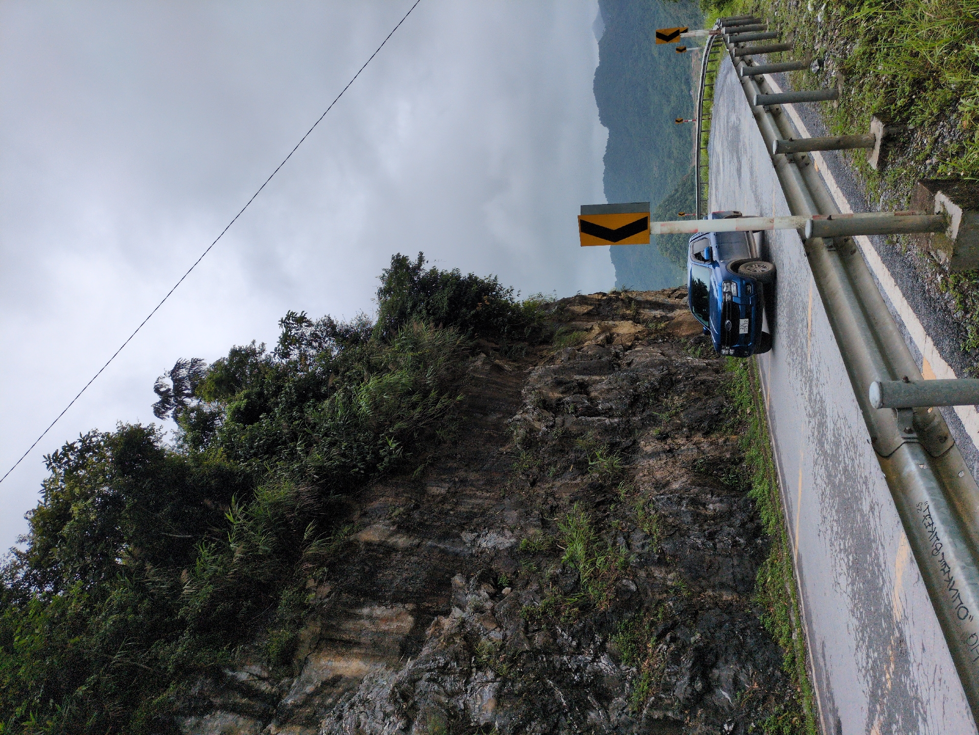 Wet mountain roads and roadside moments in Quản Bạ, Vietnam