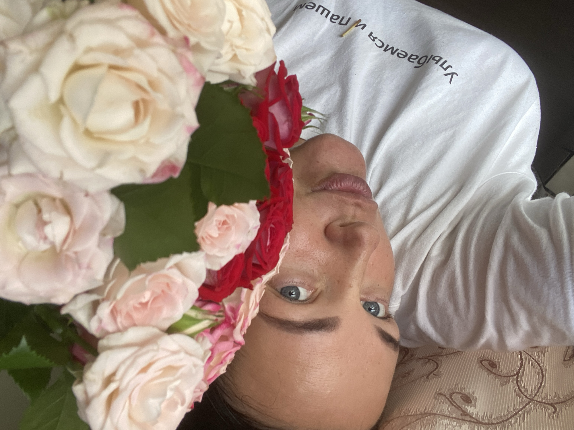 Roses and mirror selfies from a Sochi afternoon
