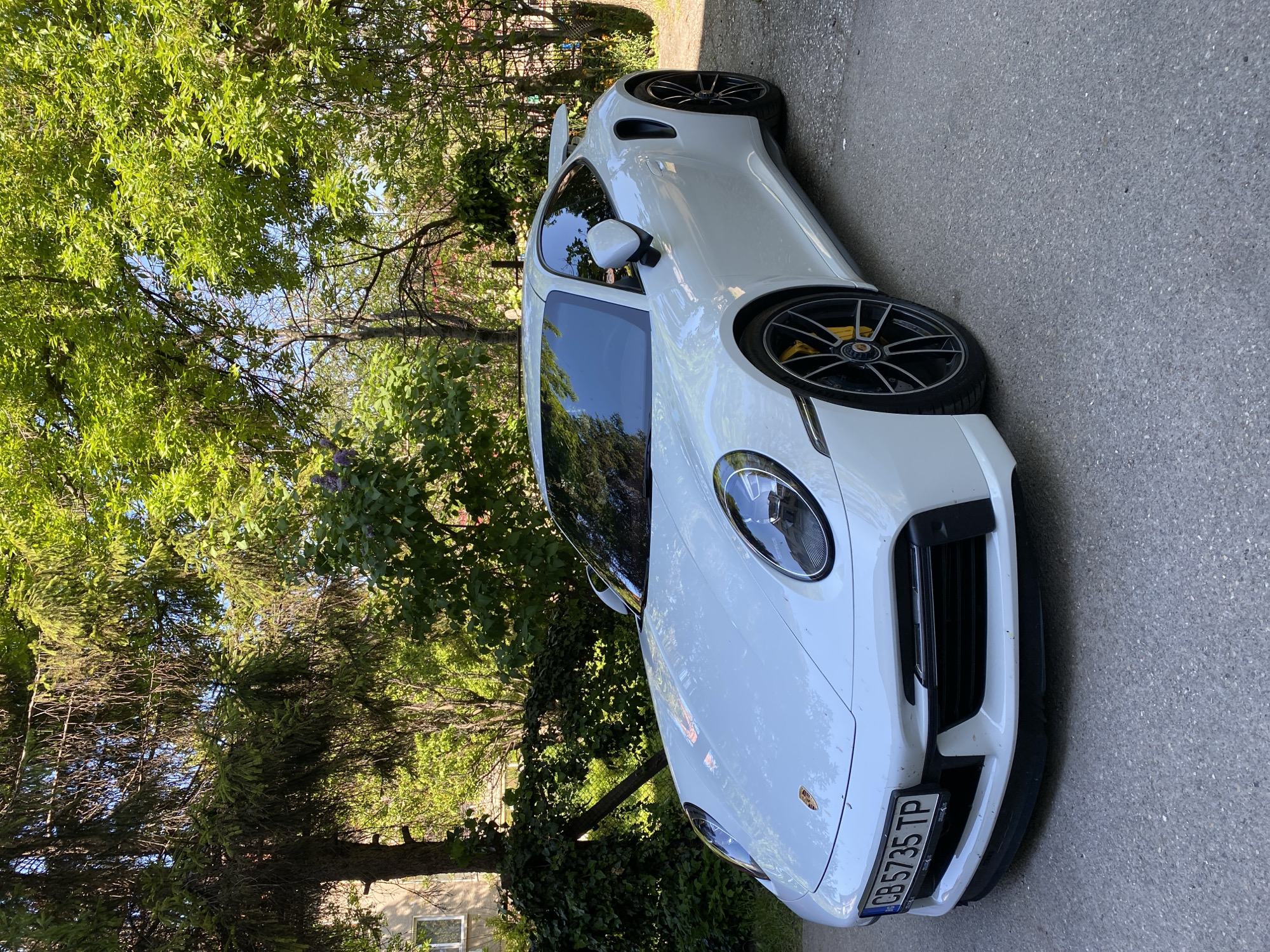 White Porsche 911 draws attention on Pleven street