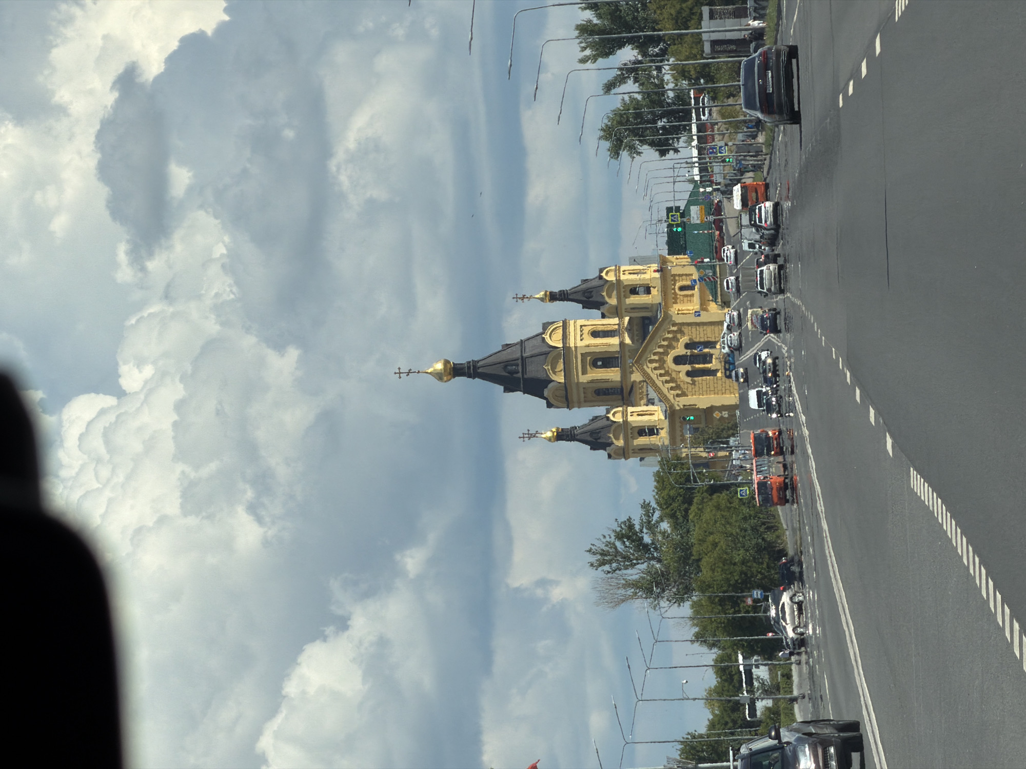 Golden-domed Orthodox church glimpsed from a moving vehicle in Nizhny Novgorod