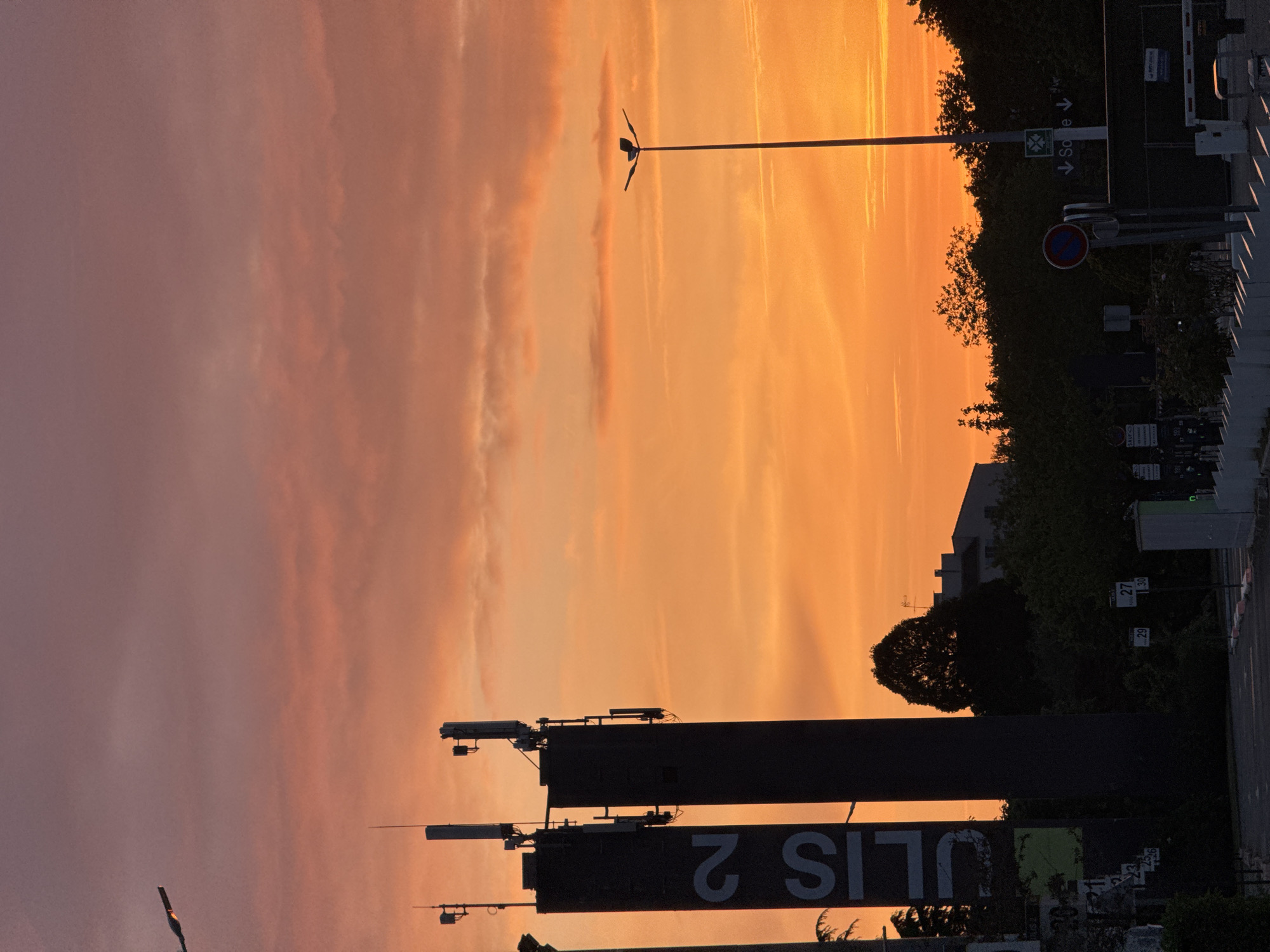 Sunset illuminates Paris suburbs in synchronized evening observations