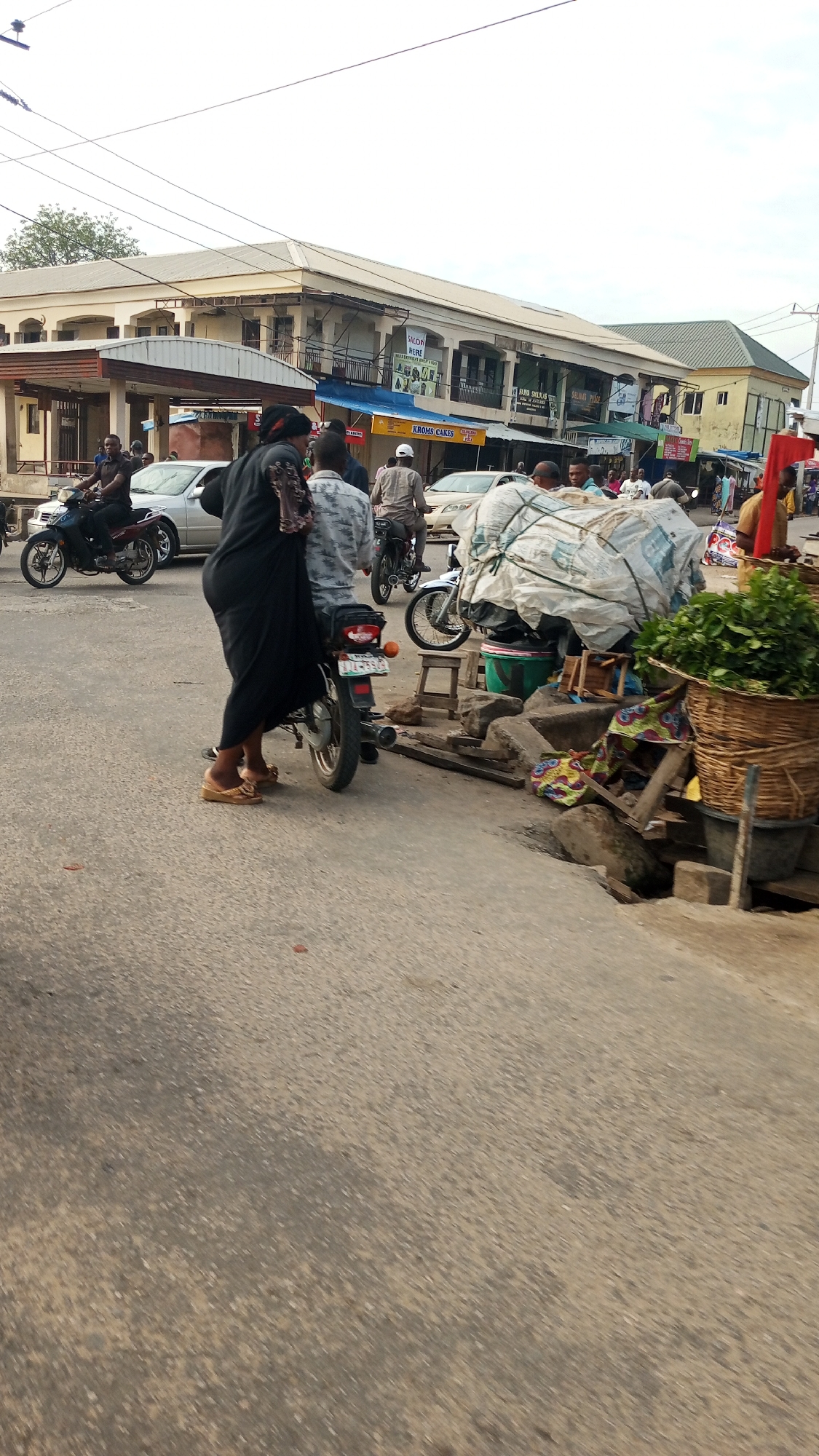 Morning street scenes documented in Lokoja commercial district