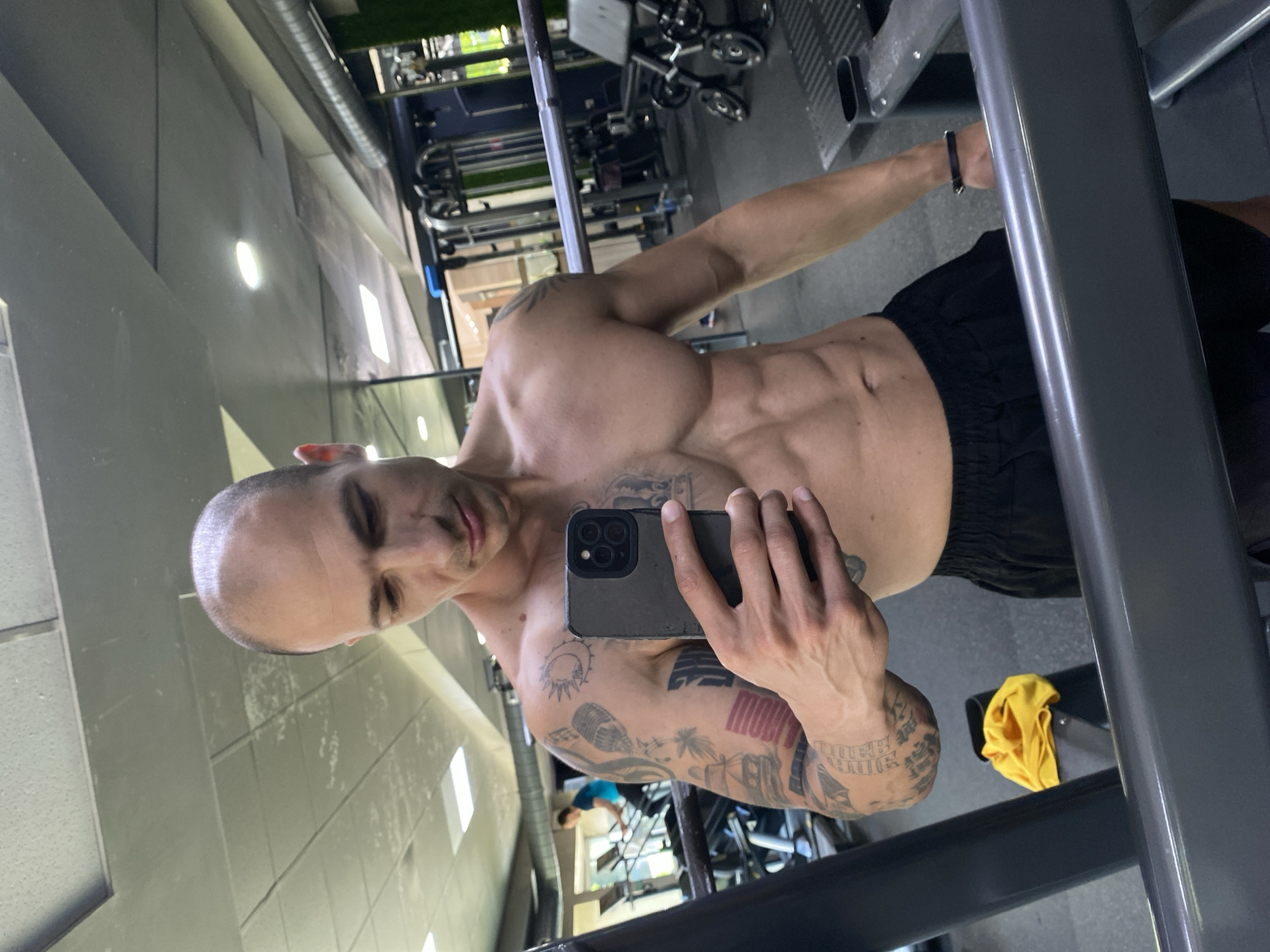 Man takes gym mirror selfie in Pleven, Bulgaria