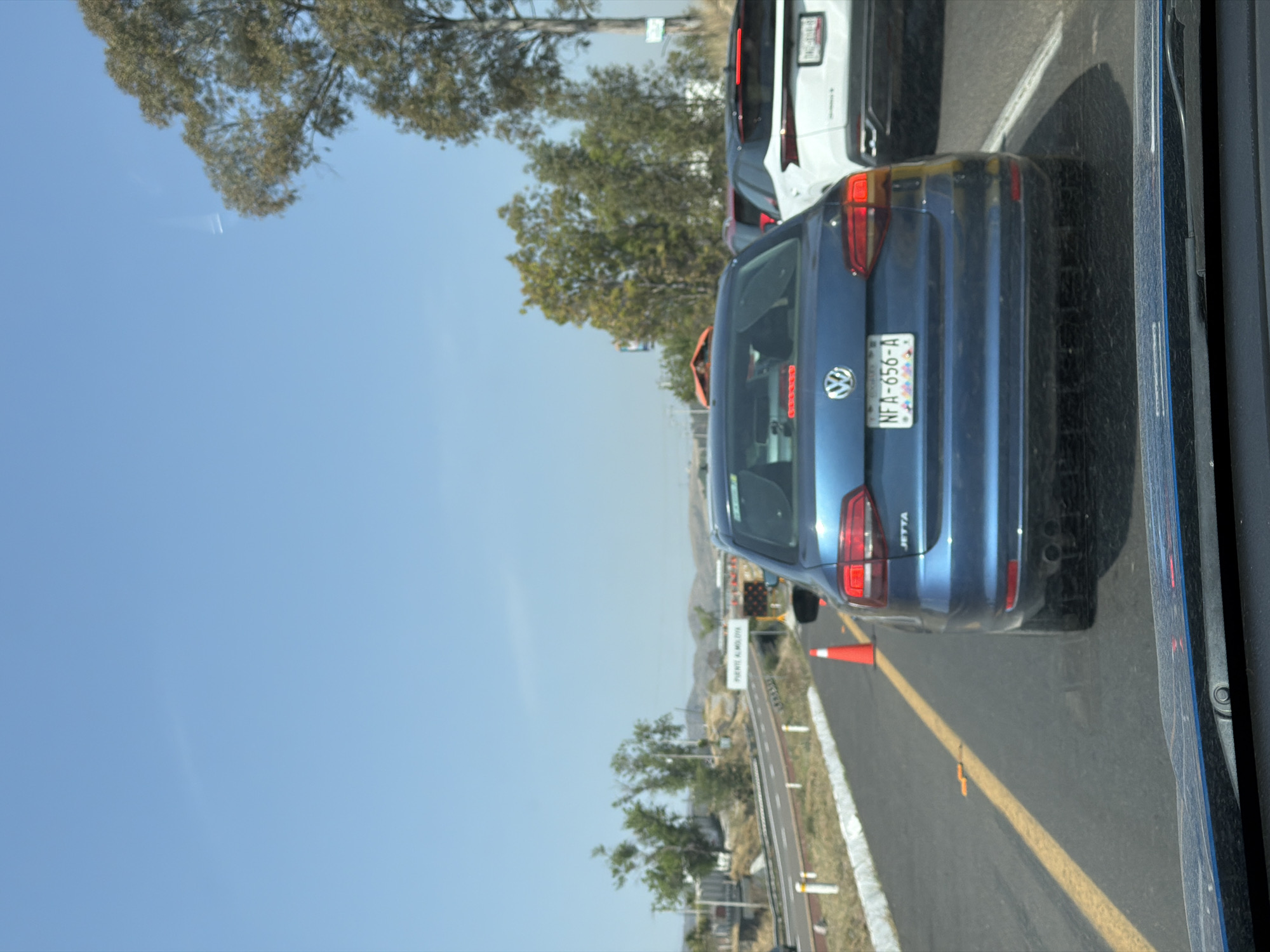 Blue Jetta spotted on highway near Tlaxcalancingo bridge