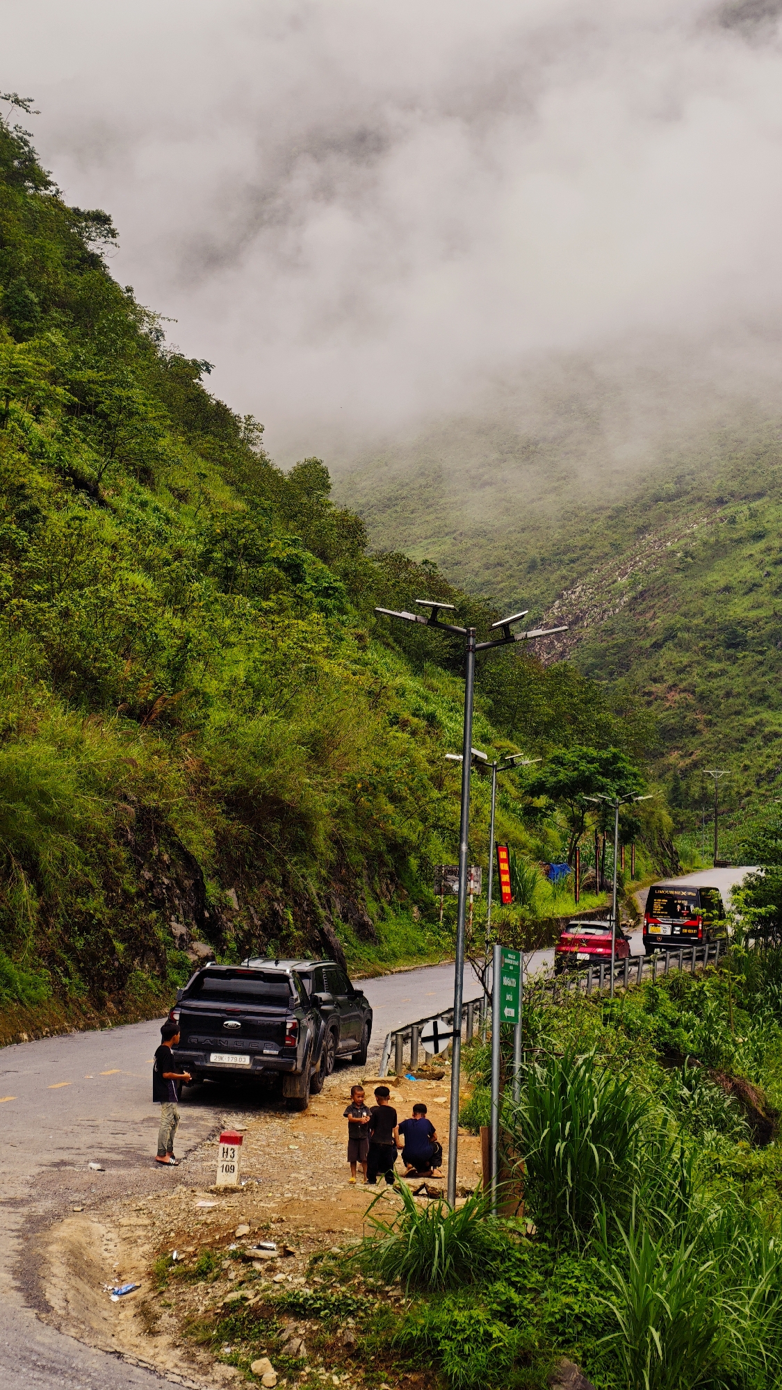 Morning scenes captured in misty Vietnamese mountain communes