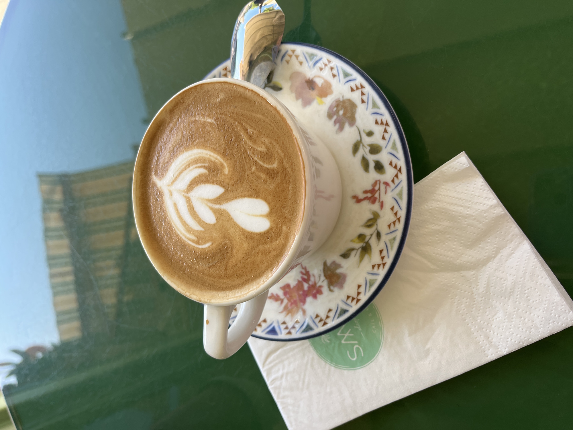 Morning coffee and street cat moments captured in Alanya