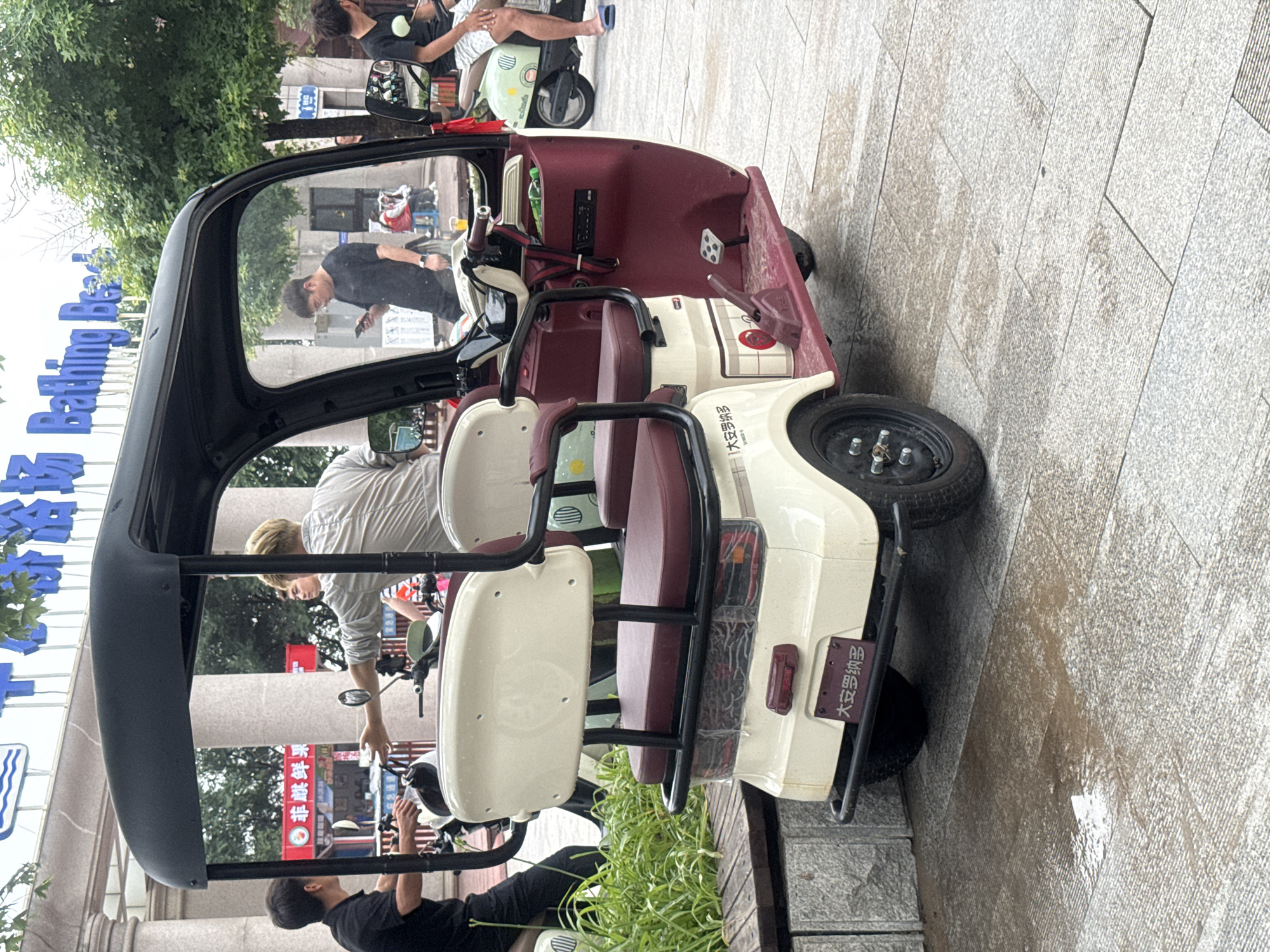 Shared bikes, electric vehicles, and street scenes in Qinhuangdao